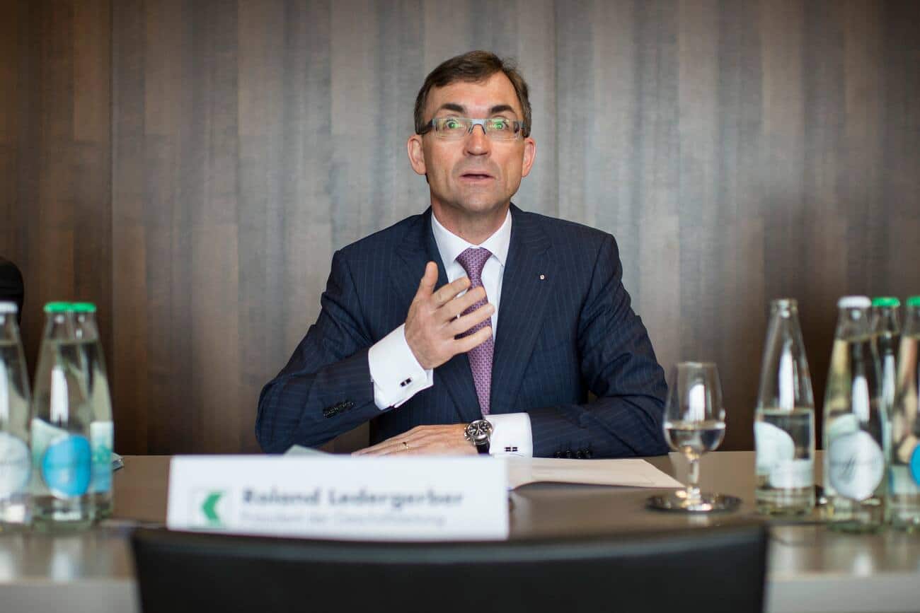 CEO Roland Ledergerber spricht anlaesslich der Medienkonferenz zur Praesentation der Jahreszahlen 2014 der St. Galler Kantonalbank am Mittwoch, 11. Februar 2015 in Zuerich. Bei der St. Galler Kantonalbank (SGKB) haben 2014 das Tiefzinsumfeld und der Verkauf von Unternehmensteilen den Ertrag gedrueckt. So fiel der Erfolg aus dem Zinsengeschaeft um 3,7 Prozent auf 294,5 Mio. Fr. und jener aus dem Kommissionsgeschaeft um 14,2 Prozent auf 118,5 Mio. Franken. (KEYSTONE/Ennio Leanza).