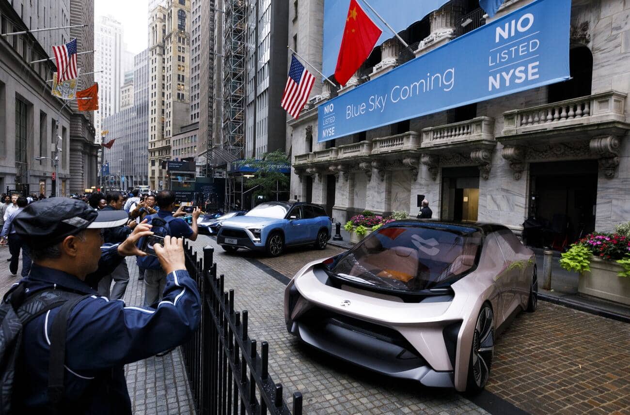 epa07014819 Electric vehicles are lined up in front of the New York Stock Exchange leading up to the initial public offering of NIO Inc., a Chinese electric-vehicle company, in New York, New York, USA, on 12 September 2018. The company, which has been compared to Tesla, is expected to raise around 1 billion USD / 860 million Euros.  EPA/JUSTIN LANE