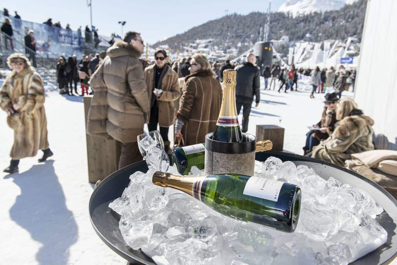 Das Sinnbild von Reichtum in St. Moritz: Champagner und Pelzjacken. Der Bündner Ort ist ein Reichen-Hotspot.