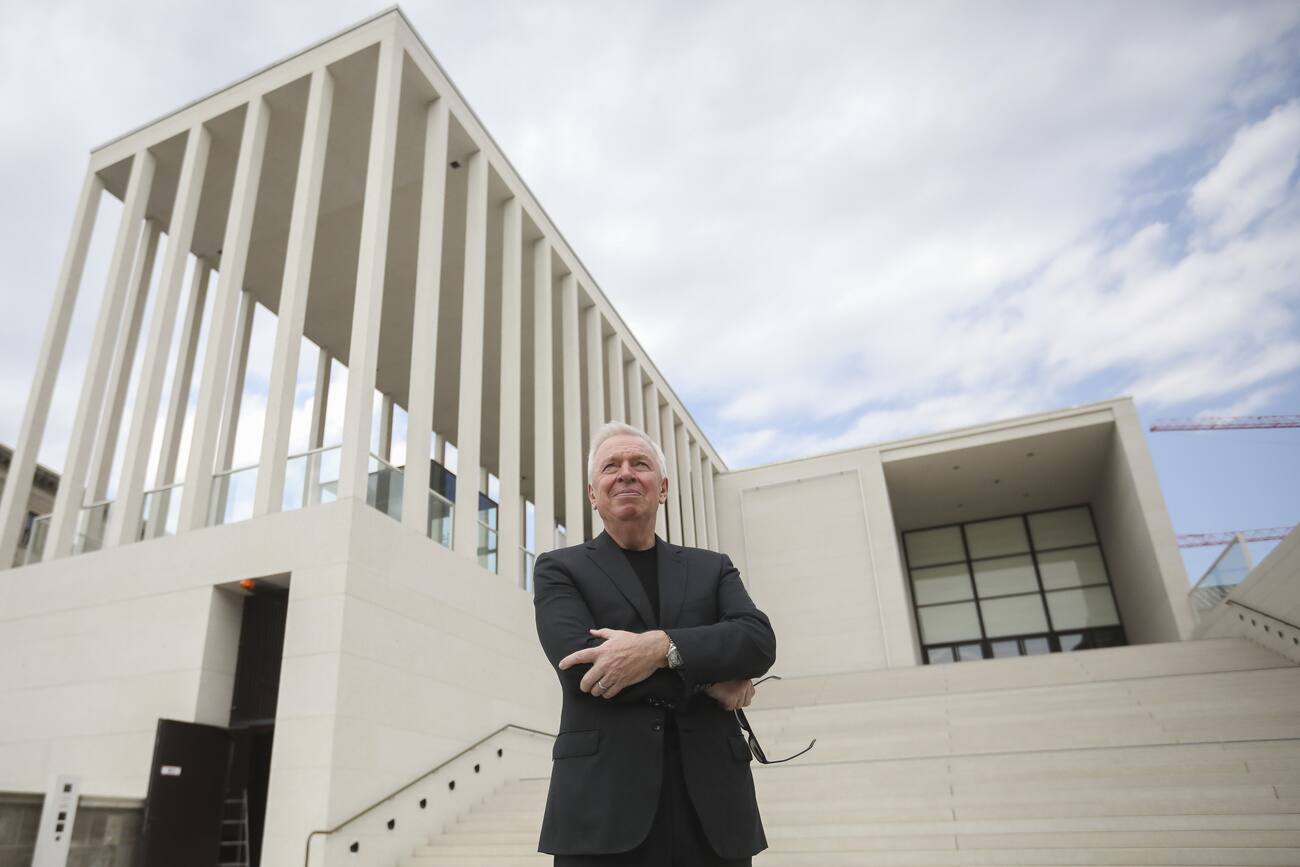 Architekt David Chipperfield auf der Museumsinsel in Berlin