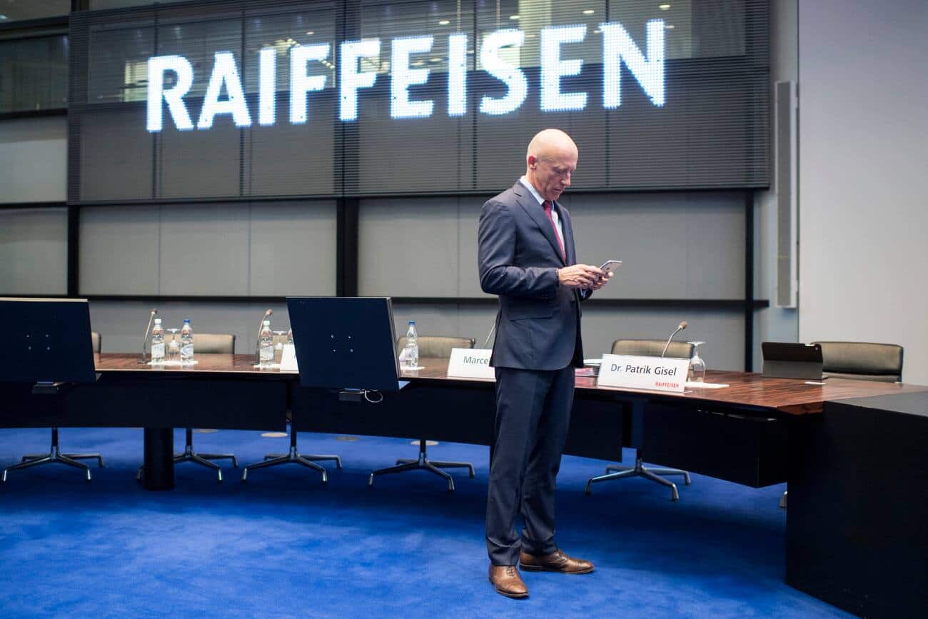 Patrik Gisel, Vorsitzender der Geschaeftsleitung der Raiffeisen-Bankengruppe, blickt auf sein Telefon nach der Bilanzmedienkonferenz, am Freitag, 24. Februar 2017, in Zuerich. Die Raiffeisen-Gruppe hat 2016 einen tieferen Gewinn erwirtschaftet. Mit 754 Millionen Franken blieben unter dem Strich 6,6 Prozent weniger als im Vorjahr. (KEYSTONE/Ennio Leanza)..