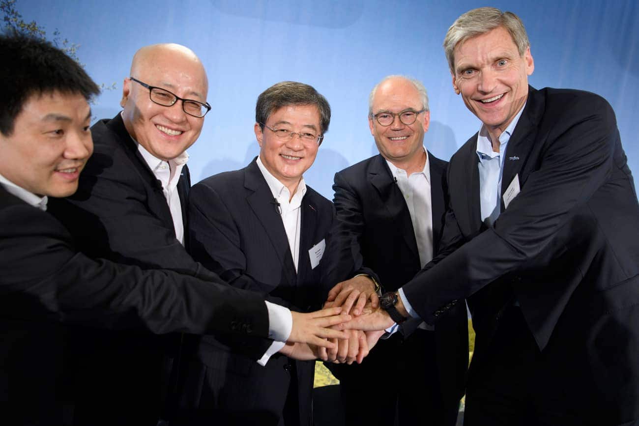 Von links: Chen Hongbo, Chief Strategy Officer von ChemChina, Robert Lu, Vizepräsident von ChemChina, Ren Jianxin, Chairman von ChemChina und Michel Demare, Vizepräsident von Syngenta sowie Syngenta-CEO Erik Fyrwald