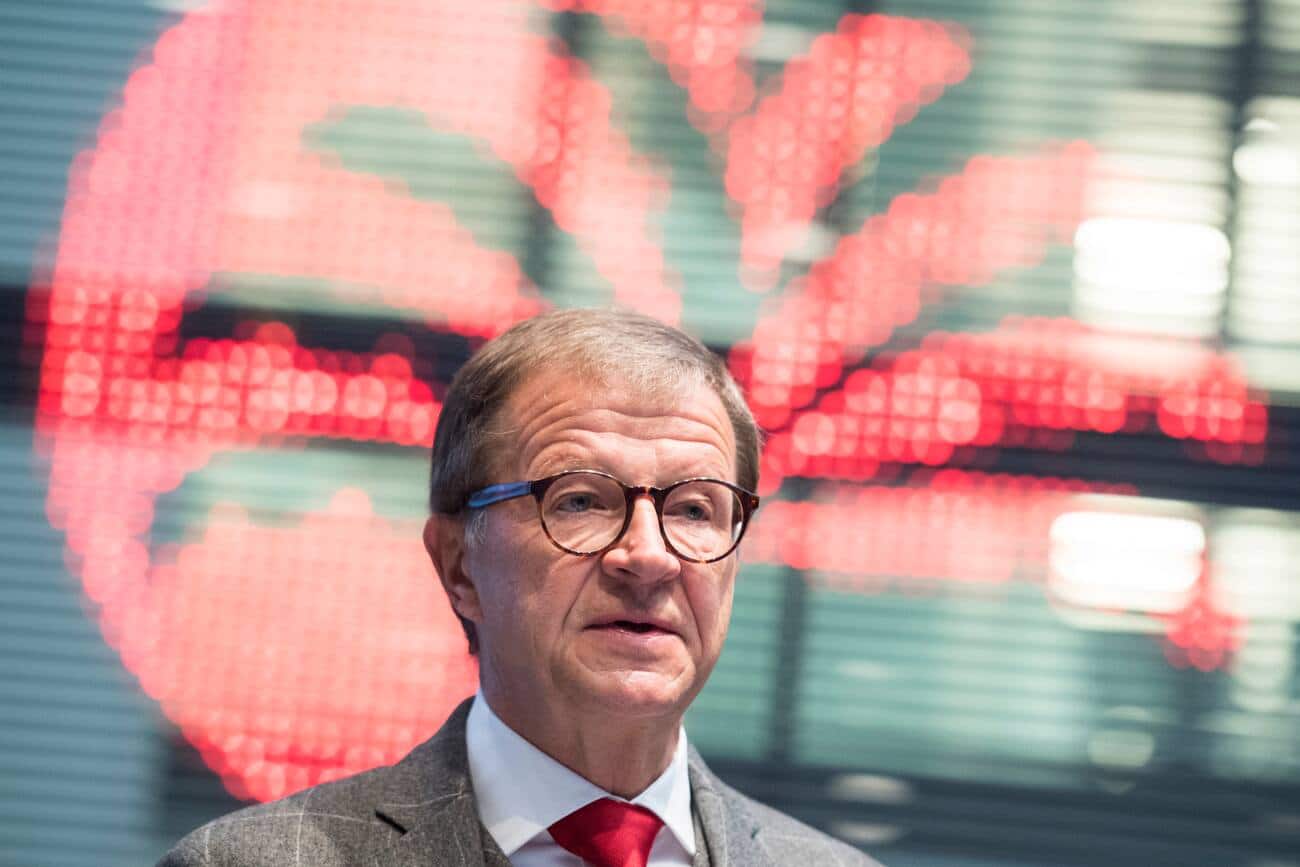 CEO Joerg Wolle spricht an der Bilanzmedienkonferenz des Handels- und Dienstleistungsunternehmens DKSH, am Montag, 6. Februar 2017, in Zuerich. DKSH hat im Geschaeftsjahr 2016 mit allen wesentlichen Kennziffern die Spitzenwerte vom Vorjahr uebertroffen. Das Unternehmen steigerte 2016 seinen Nettoumsatz um 4,5 Prozent auf 10,5 Milliarden Franken. (KEYSTONE/Ennio Leanza)