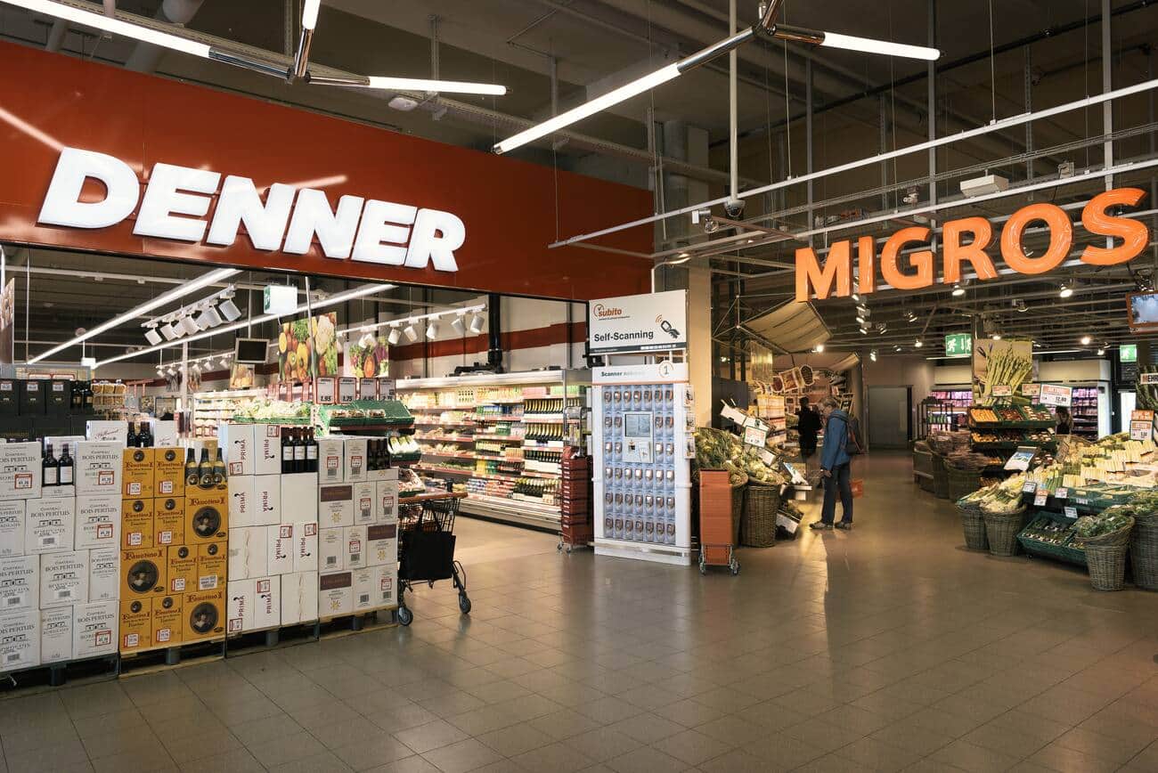 The entrances to branches of retailers Denner and Migros in Rueschlikon, canton of Zurich, Switzerland, on May 10, 2016. (KEYSTONE/Christian Beutler)