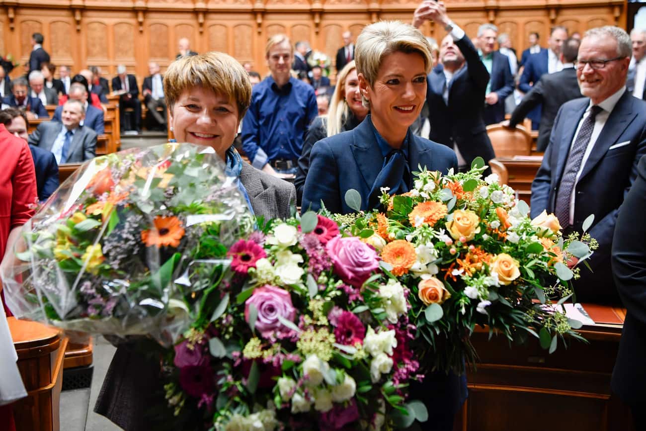 Viola Amherd, links, und Karin Keller-Sutter, freuen sich ueber ihre Wahlen zu den 118. und 119. Mitgliedern des Bundesrates waehrend der Ersatzwahl in den Bundesrat durch die Vereinigte Bundesversammlung, am Mittwoch, 5. Dezember 2018 im Nationalratssaal in Bern. (KEYSTONE/Anthony Anex)
