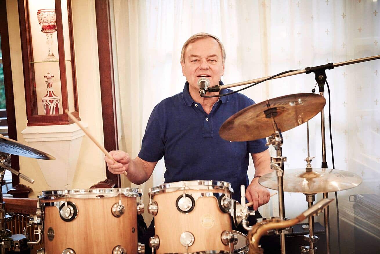 Einmal im Monat spielt Rudi Bindella mit seiner Band in einem seiner Restaurants – als Taktgeber am Schlagzeug.