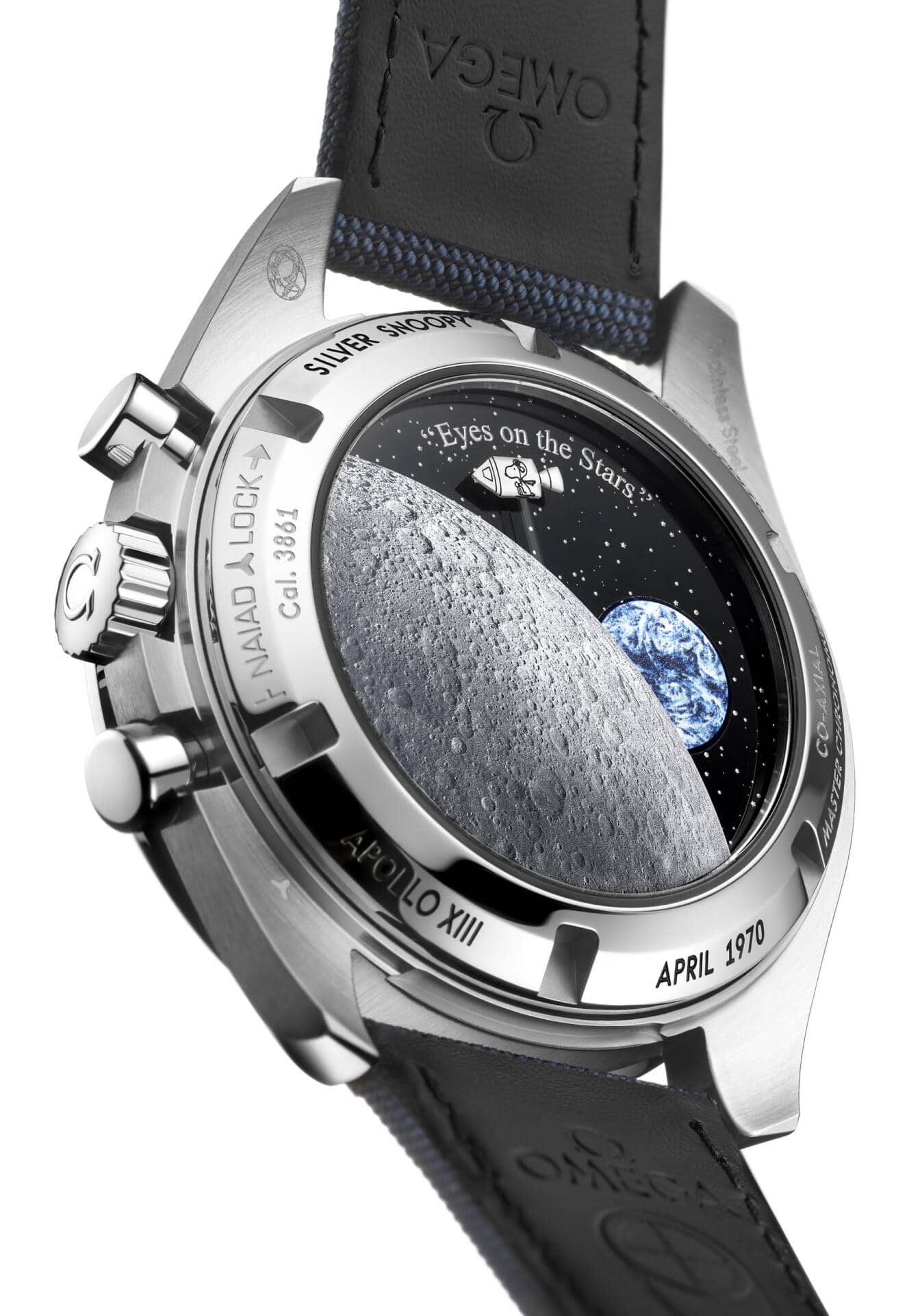 Auf der Rückseite der Omega Speedmaster Silver Snoopy Award umkreist ein kleines Apollo-Raumschiff den Mond.