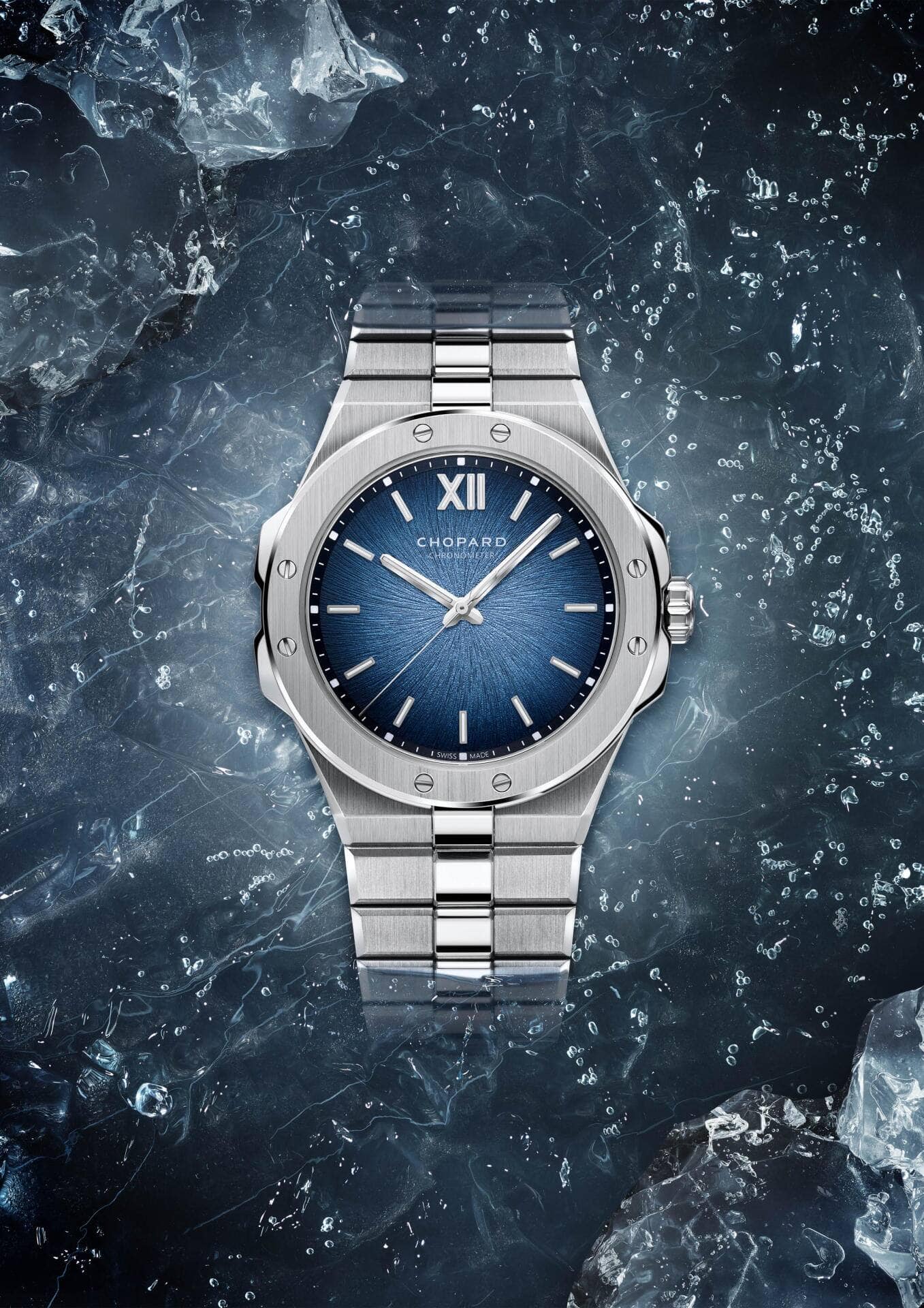 Alpine Eagle Platinum
Chopard erweitert seine Sportuhrenkollektion Alpine Eagle um eine Platinversion, die dasultraflache 41-XP-Gehäuse mit einem neu geformten Armband kombiniert. Preis auf Anfrage.