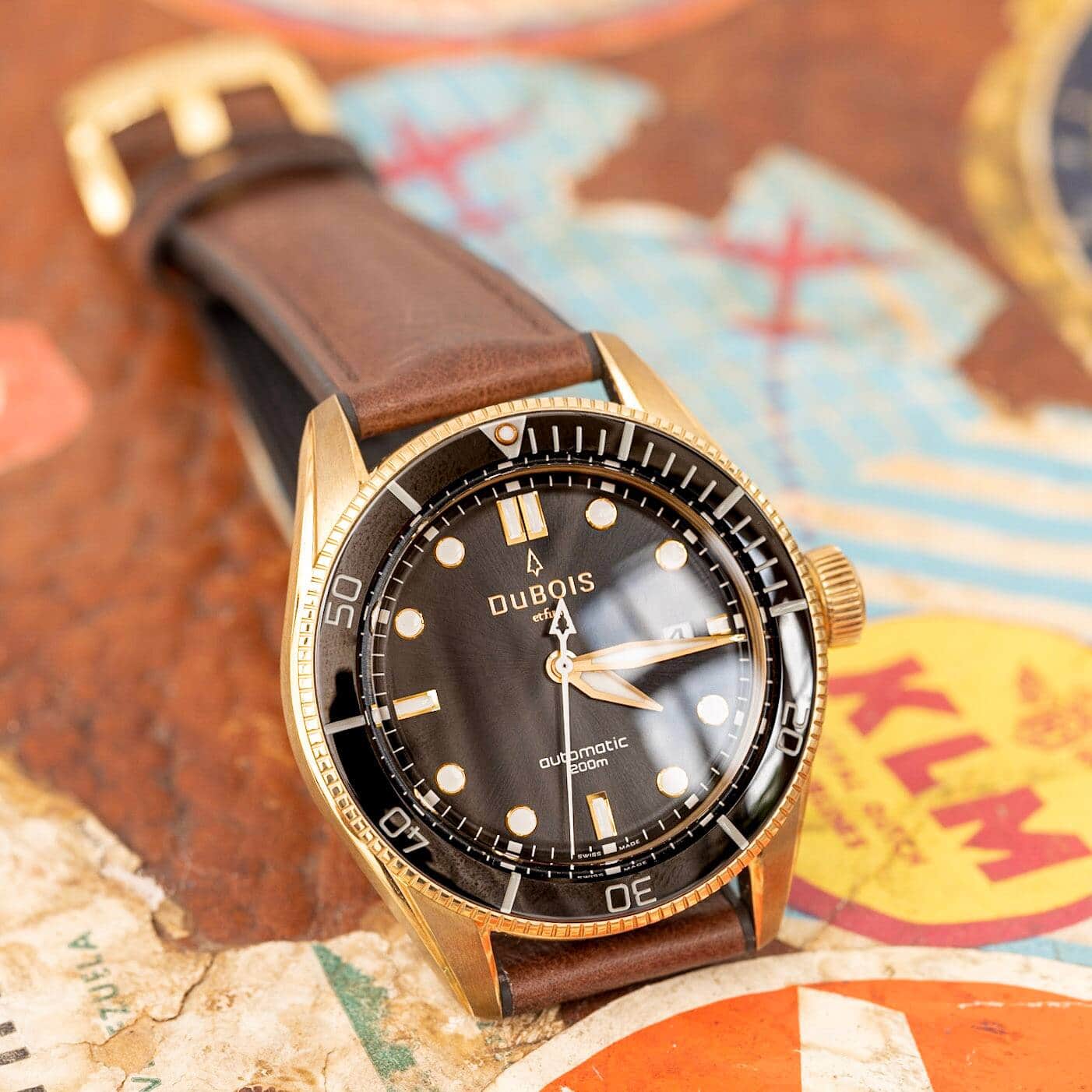 Das Modell DBF007 mit schwarzem Ziffernblatt.