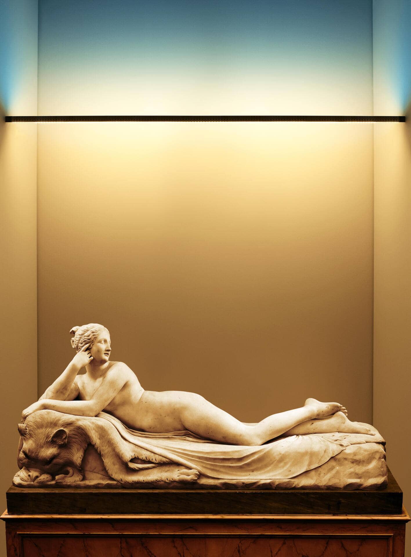 Artemide: Das Leuchtsystem Dusk vom ­dänischen Architekturbüro Bjarke Ingels Group fungiert mit wechselnden  Licht­effekten als Wallwasher.