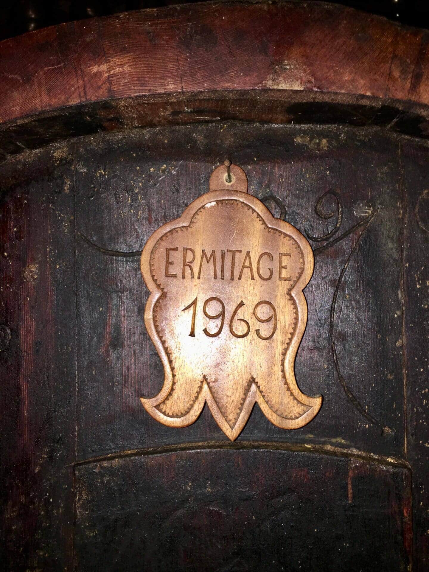 Das bislang jüngste Fass im Burgerkeller von Grimentz, der Rebsorte Ermitage gewidmet.