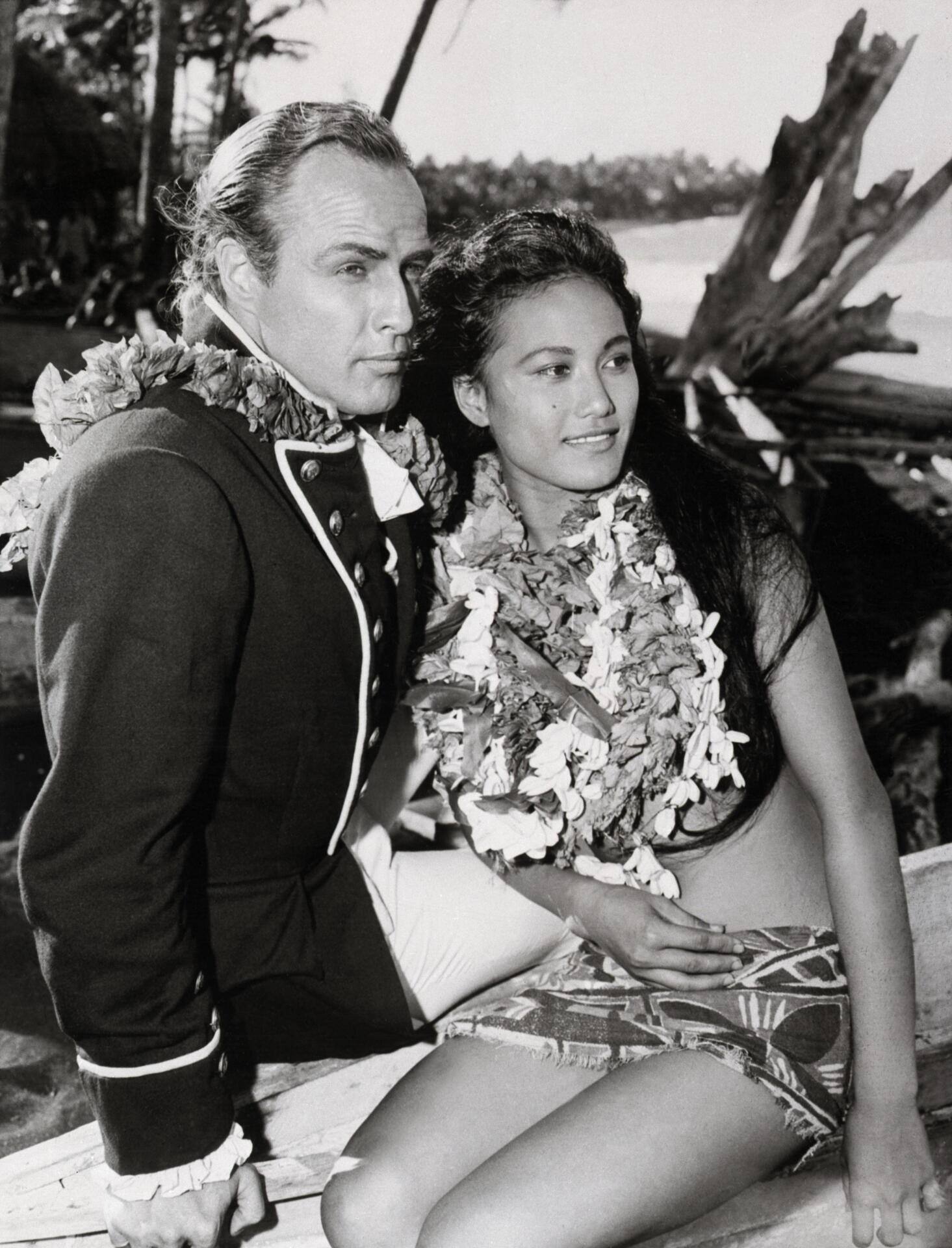 Marlon Brando 1961 im Kostüm von «Meuterei auf der Bounty» mit seiner künftigen Gattin Tarita Teriipaia.