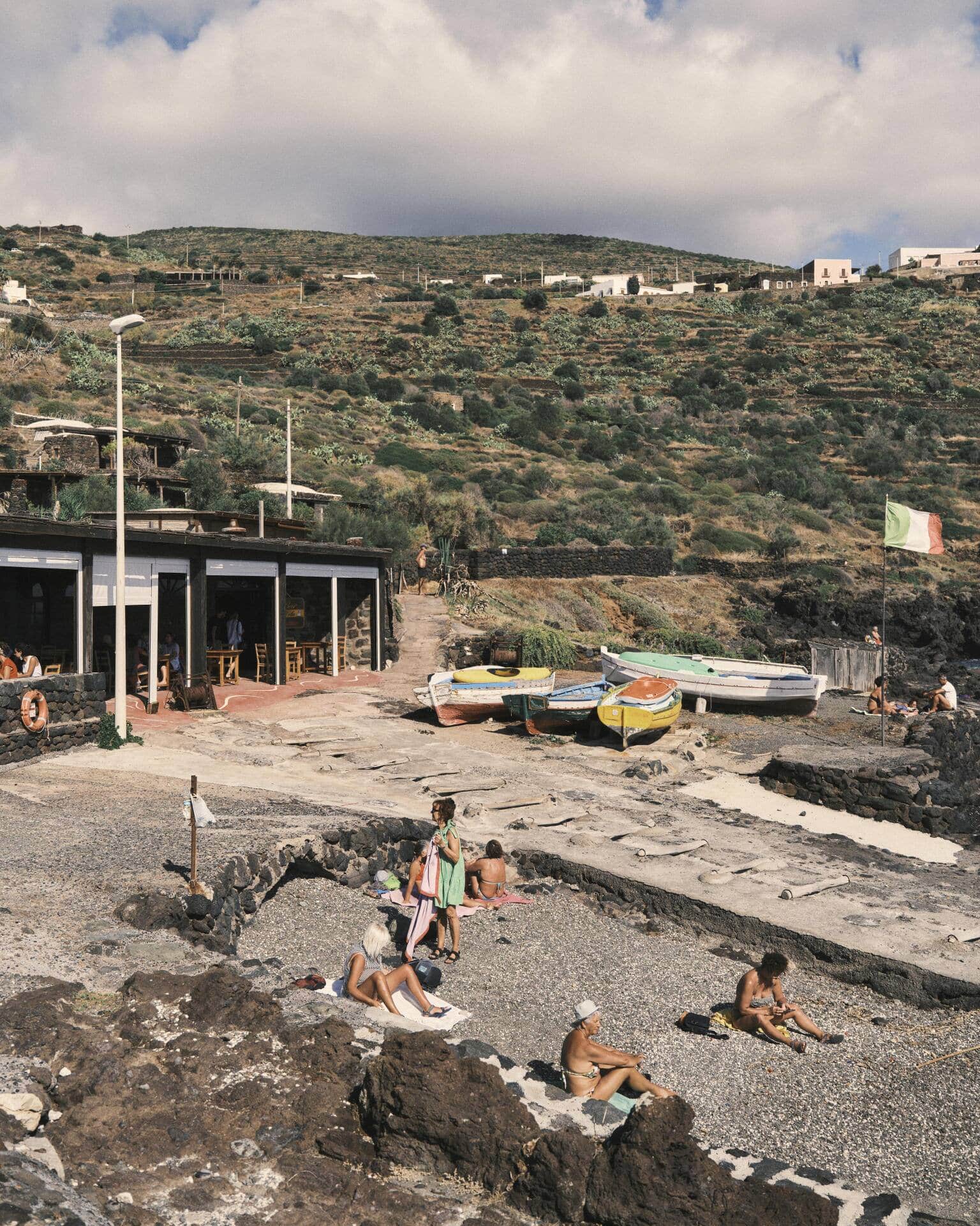 Ein typischer Nachmittag am Strand von La Vela: ein ausgedehntes Mittagessen, dann Sonnenbaden und schliesslich ein Aperitif.