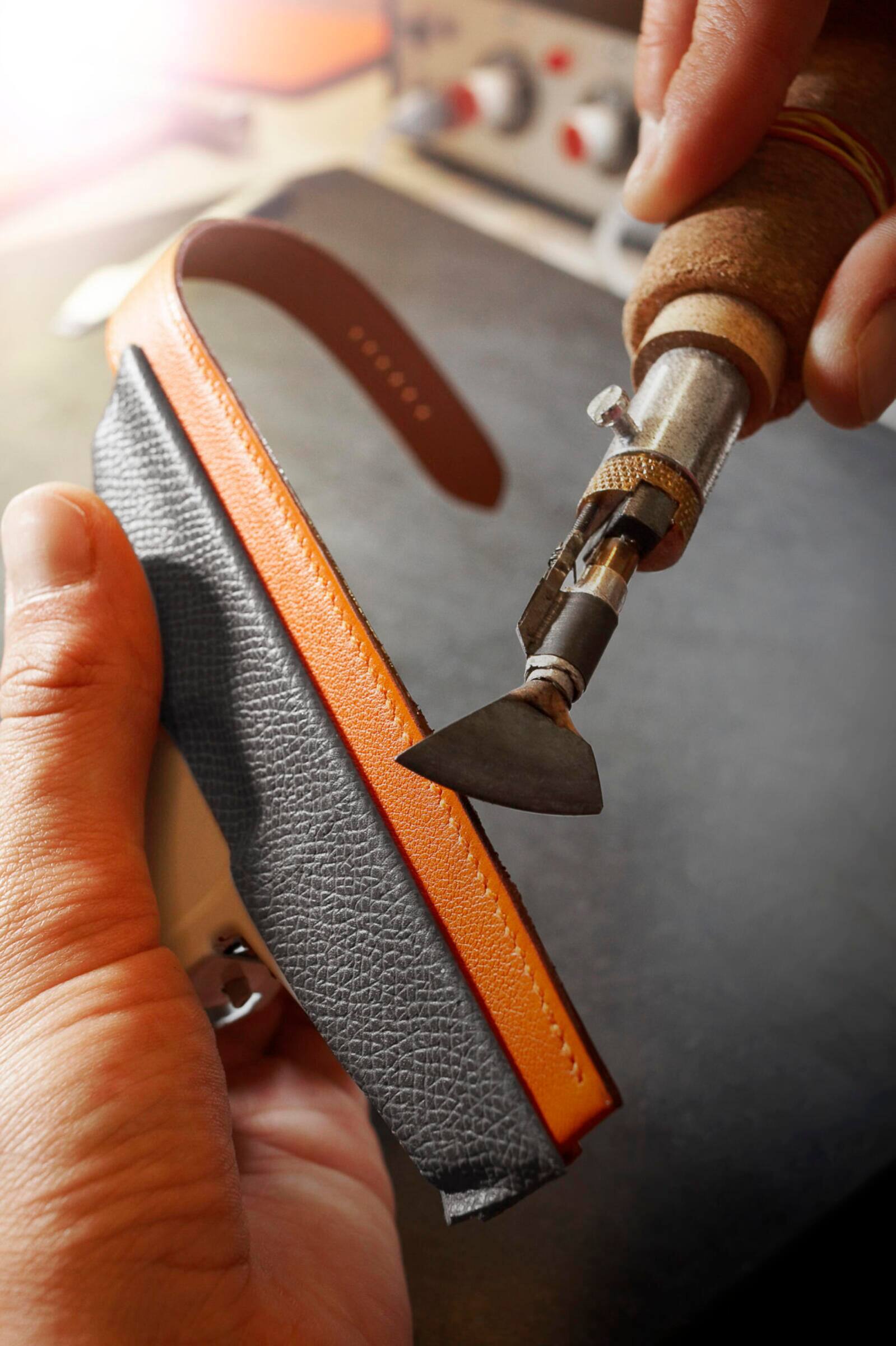 Hermès veredelt im Atelier in Brügg bei Biel die Lederbänder mit der aufwendigen Coupé-franc-­Technik.