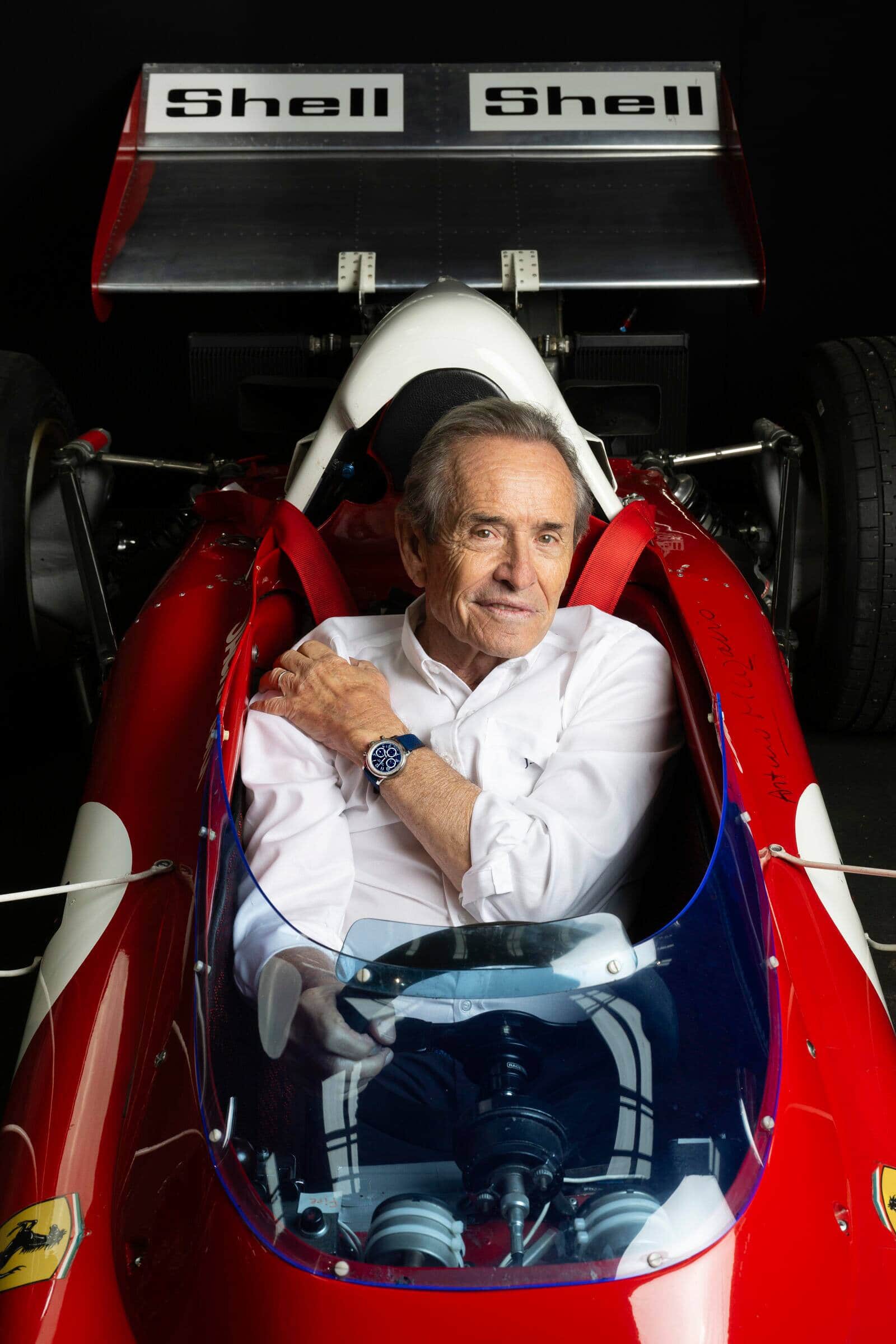 Jacky Ickx prä­sentiert das neue Sondermodell im nostalgischen Formel-1-Renn­wagen.