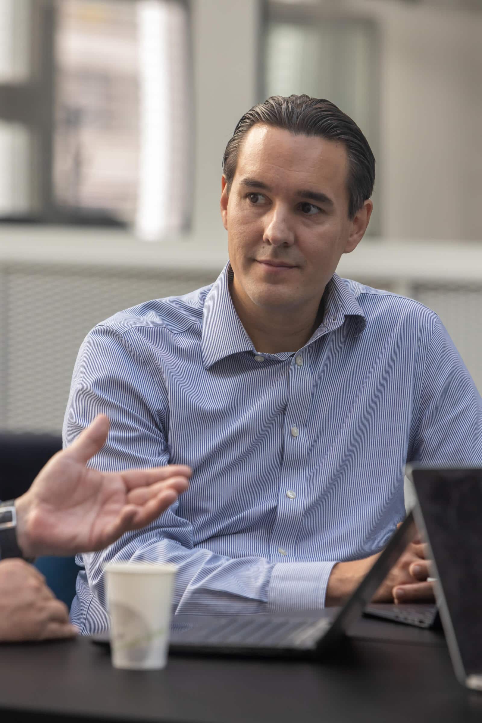 Doppelinterview mit Beat Schillig (Ã¤lterer Herr) und Stefan Steiner vom Startup-FÃ¶rderer Venturelab Fotografiert in ZÃ¼rich am 11.07.2024