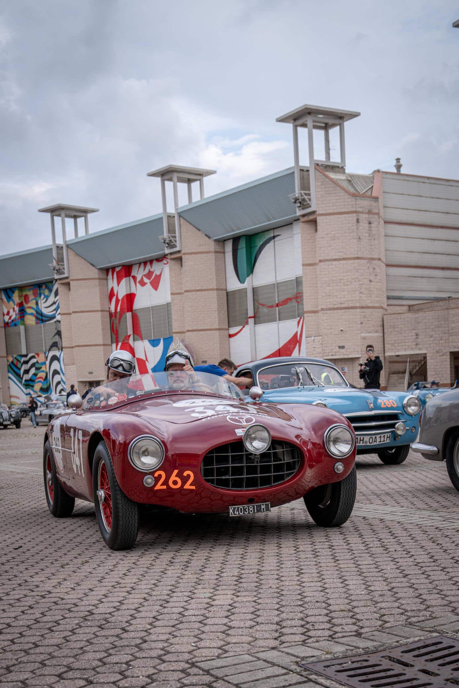 BRETTHARTE SITZE Enge Platzverhält­ nisse, ohrenbetäuben­ der Sound: Unser roter Ermini Gilco 1100 Motto von 1952.