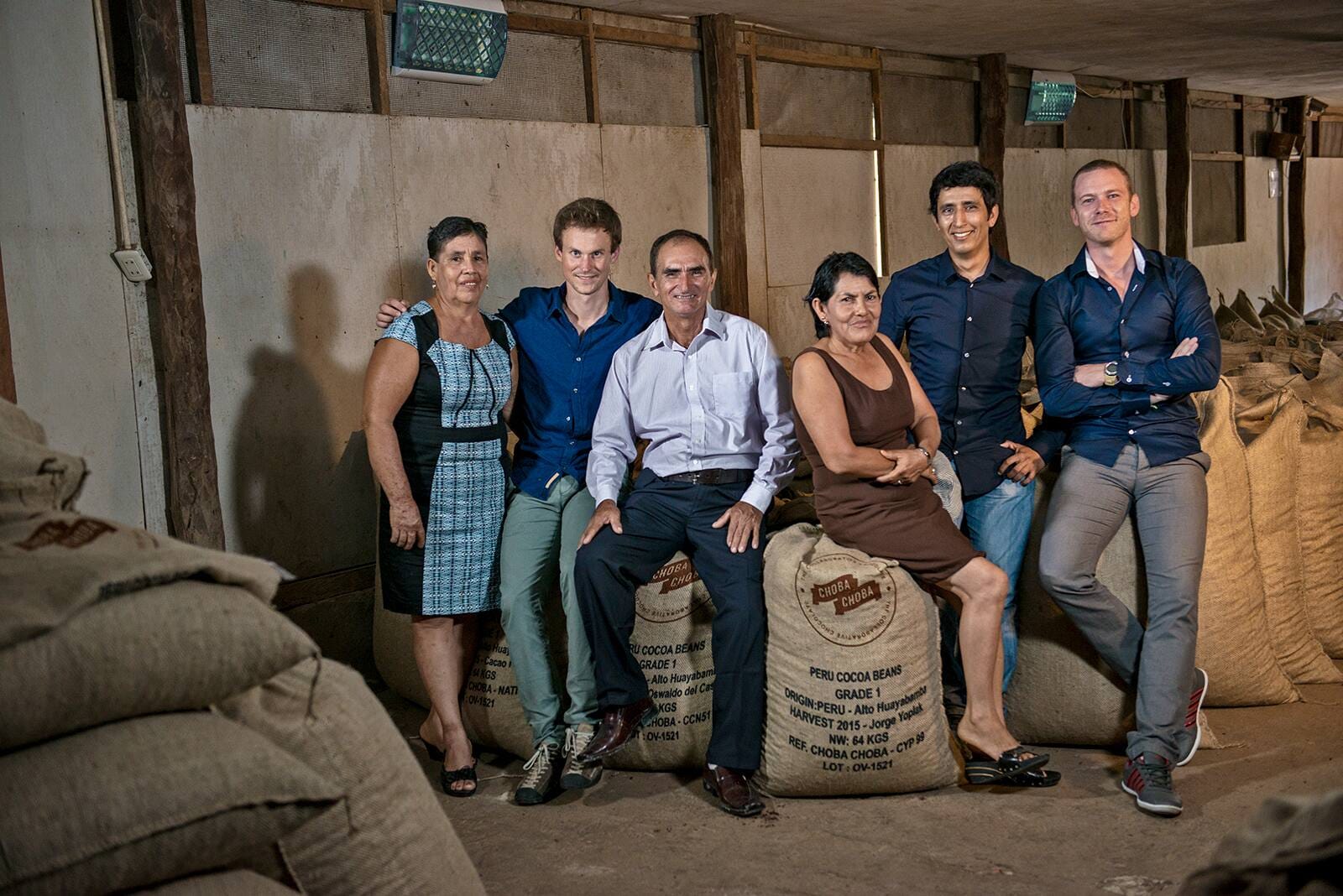 Choba Choba Chocolat Schokolade Gründer Christoph Inauen und Eric Garnier mit Kakaobauern in Peru