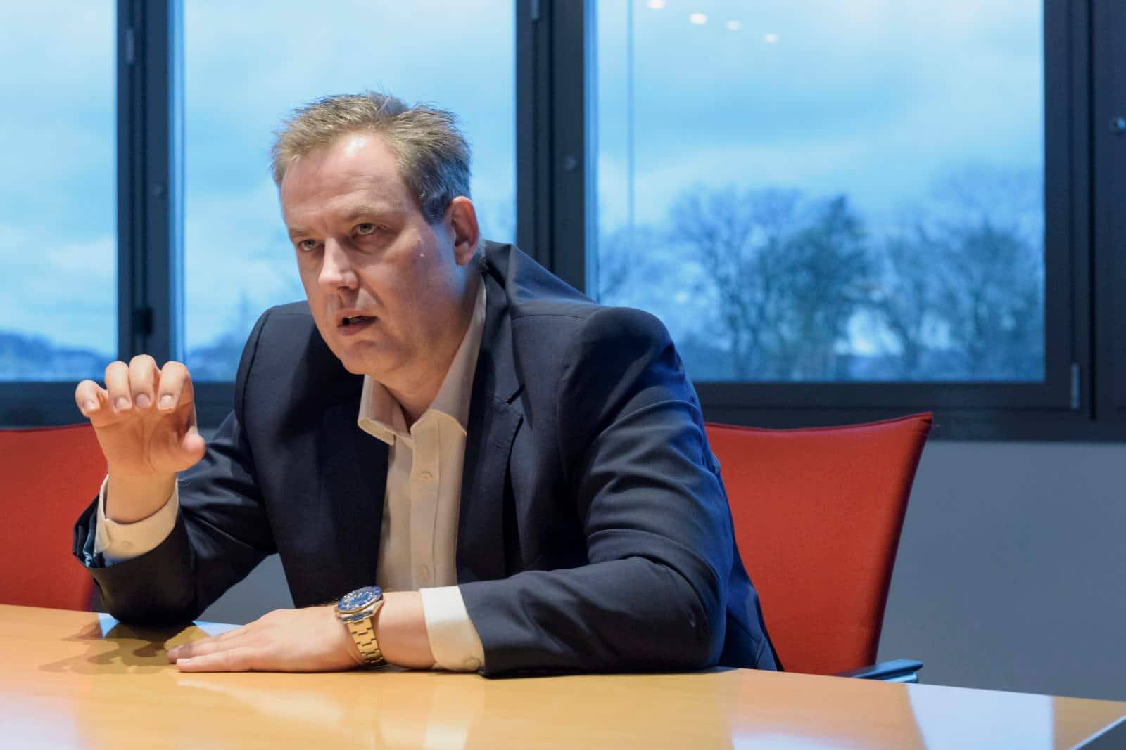 Dieter Schlosser, CEO von SoftwareONE, fotografiert im Rahmen eines Interviews in den Büroräumen in Wallisellen.