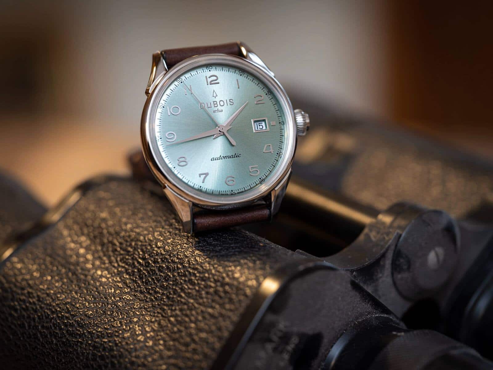 Das Modell DBF008 mit türkisfarbenem Ziffernblatt.