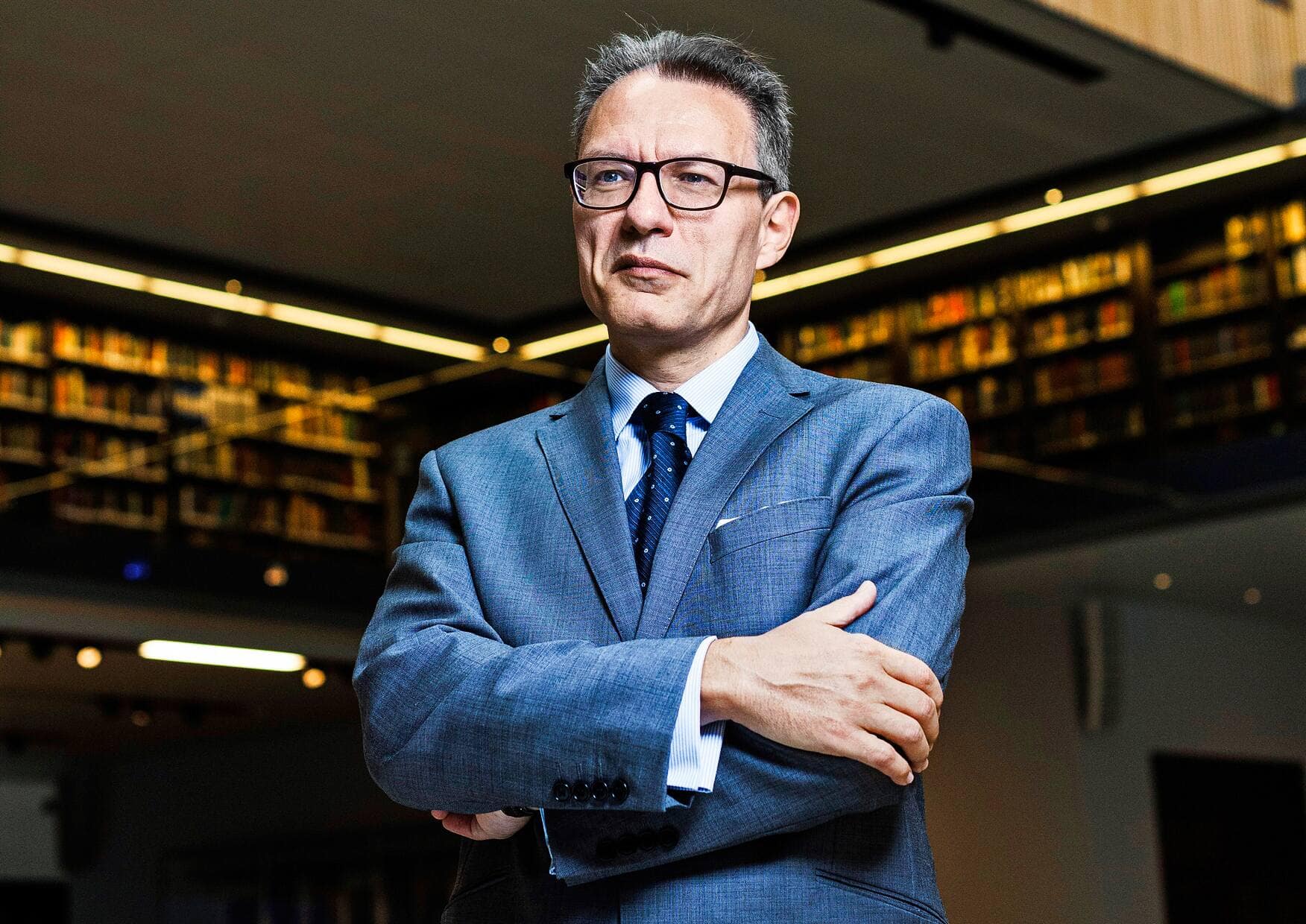 Der Ethiker und Philosoph Luciano Floridi in  der Weston Library der University of Oxford.