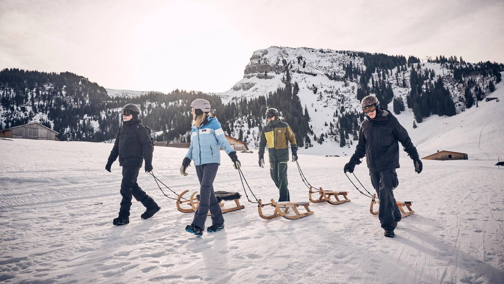Schlitteln macht vor allem in der Gruppe Spass. Dabei kann jeder sein eigenes Tempo bestimmen. Für die Testfahrt wurden der BILANZ-Redaktion die etwas sportlicheren Rodel-Schlitten zur Verfügung gestellt.
