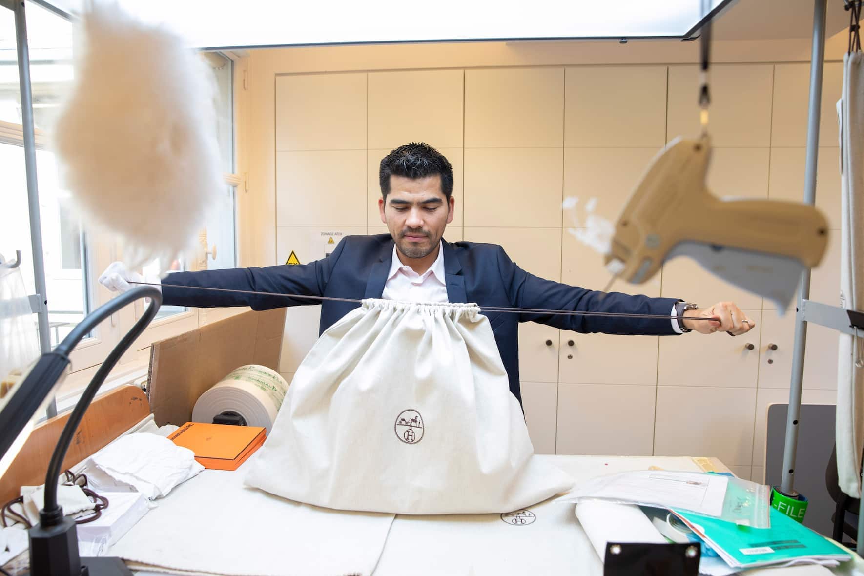 Chez HermÃ¨s dans les ateliers du centre de Paris, au cinquiÃ¨me Ã©tage, atelier des "commandes spÃ©ciales".
