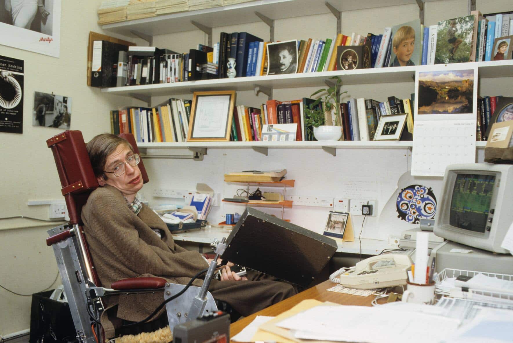 Stephen Hawking in seinem Büro 1989