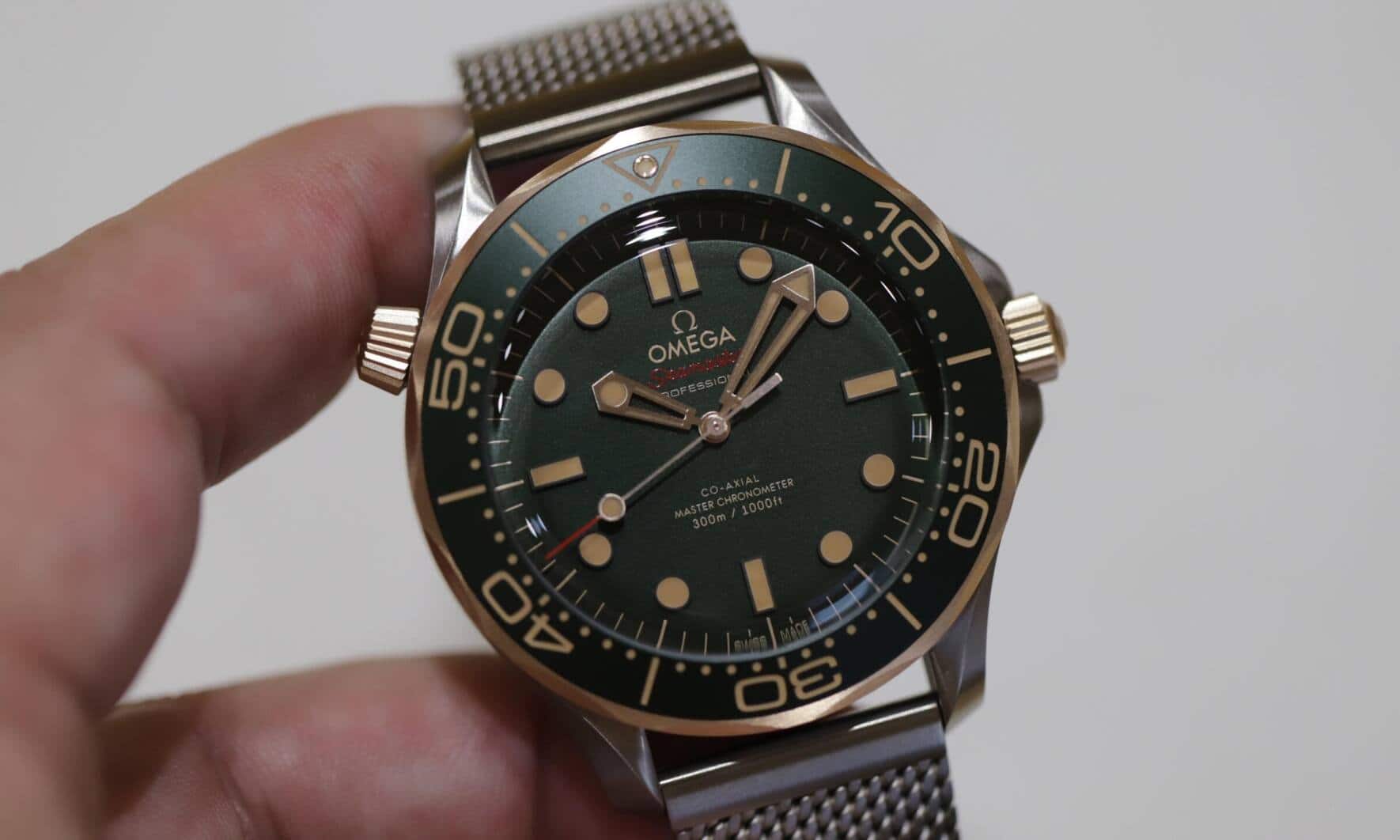 Die letzte, 2024 vorgestellte Variante der Seamaster Diver 300M verbindet erstmals ein mattes Titangehäuse, ein grünes Aluminium-Inlay und Zifferblatt mit Bronze-Gold für Krone, Heliumventil und Drehring.