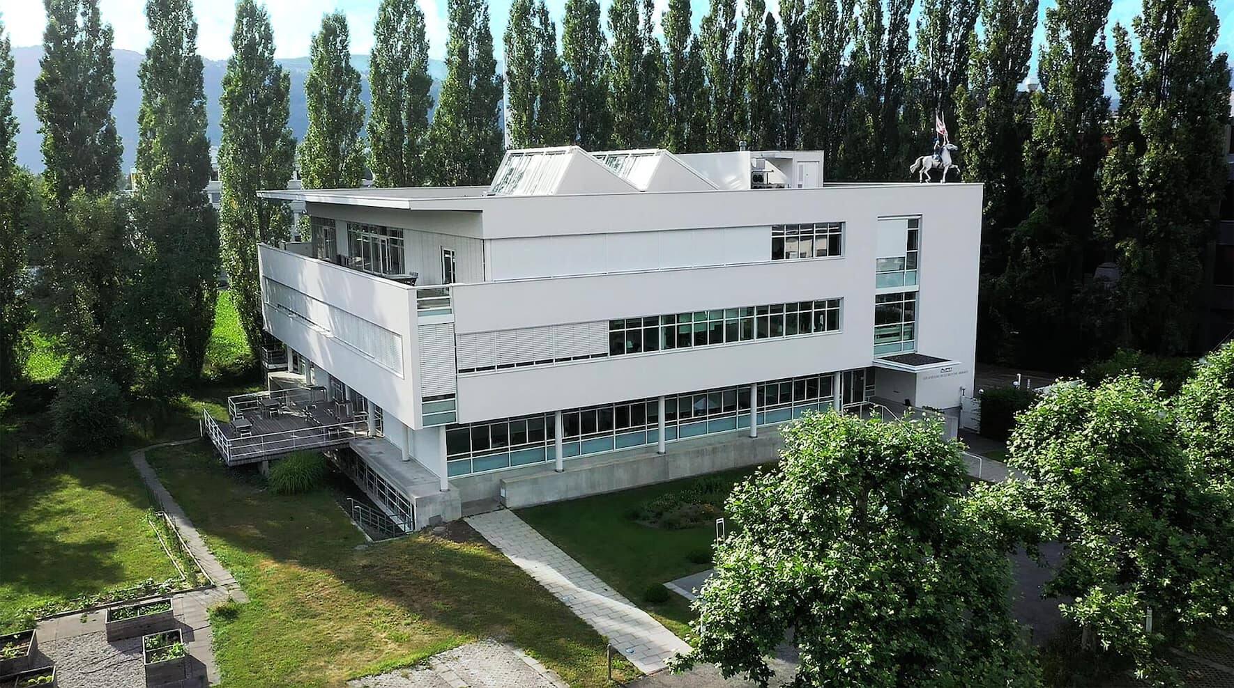 Das Headquarter von La Montre Hermès in Brügg bei Biel. Unter dem Dach mit dem stolzen Reiter arbeiten Management, Administration, Lederkunsthandwerker und Uhrmacher – 190 Menschen total.