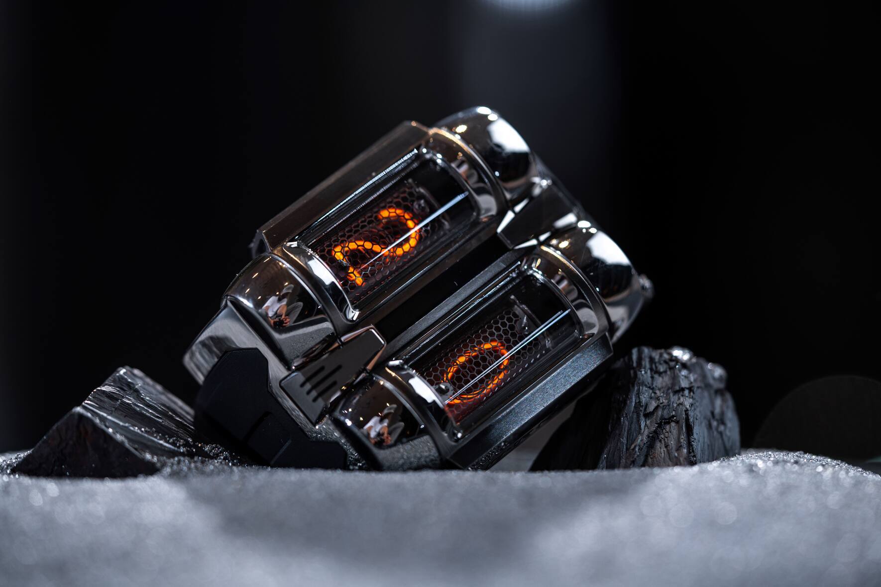 Eingefasst sind die Röhren der IN-16 Nixie in ein Gehäuse aus Edelstahl. Die Röhren selbst sind für den klaren Blick auf die Zeit antireflexiv beschichtet. Sie stammen aus Russland und sollen rund 10'000 Stunden halten.