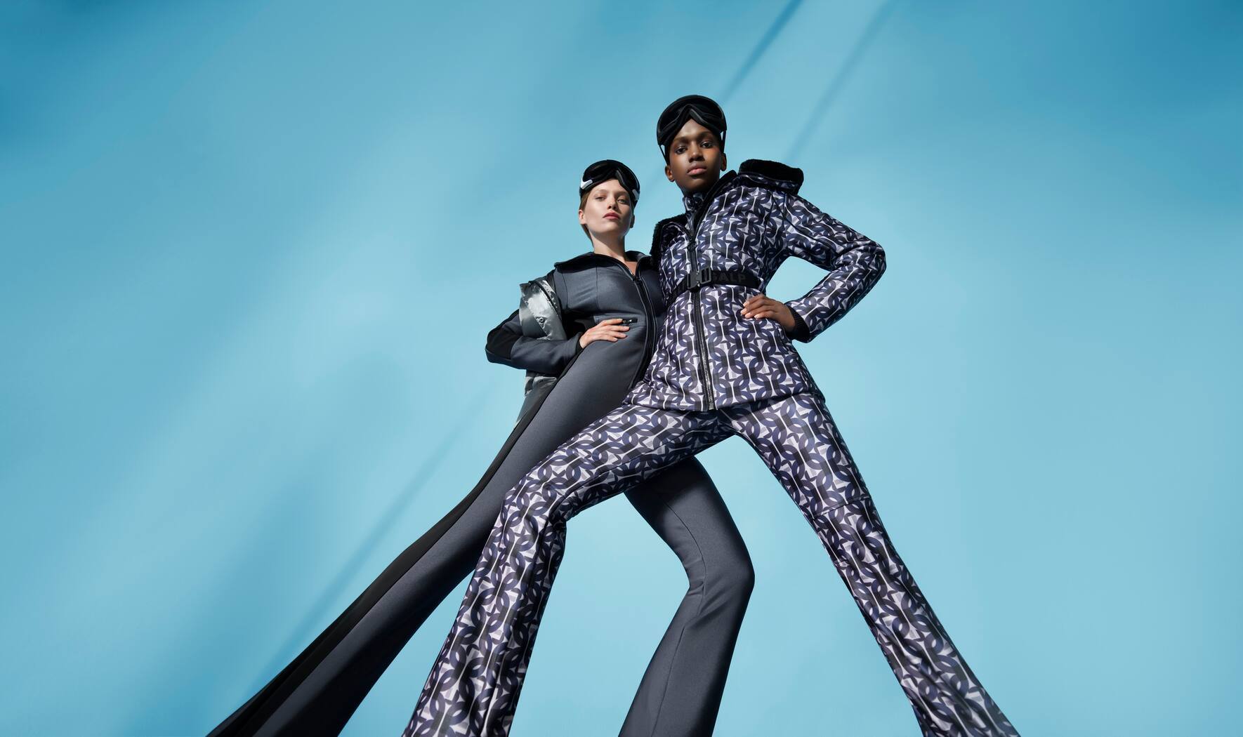 Zwei weibliche Models in grauer und gemusterter Skibekleidung von Fusalp