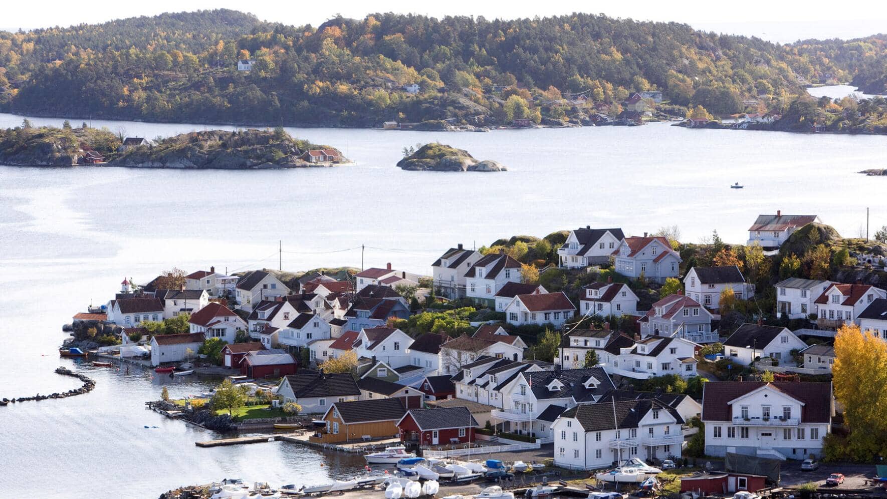 Auf einer Halbinsel mit einem Schärengarten aus unzäh­ligen Inseln liegt das Küstenstädtchen Kragerø.