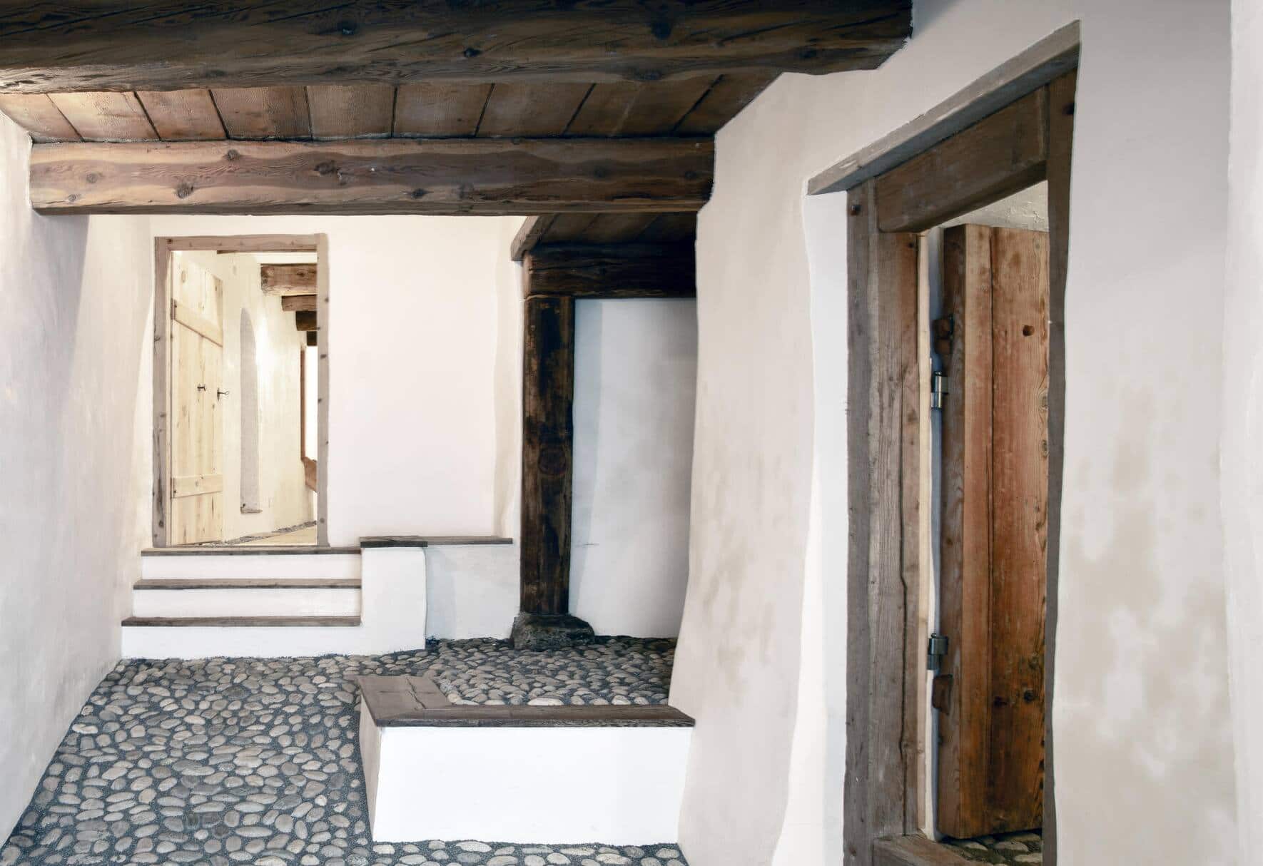 Bei einem ehemaligen Stalleingang wurde das alte Kopfsteinpflaster belassen. Darunter verbirgt sich aber eine moderne Fussbodenheizung.