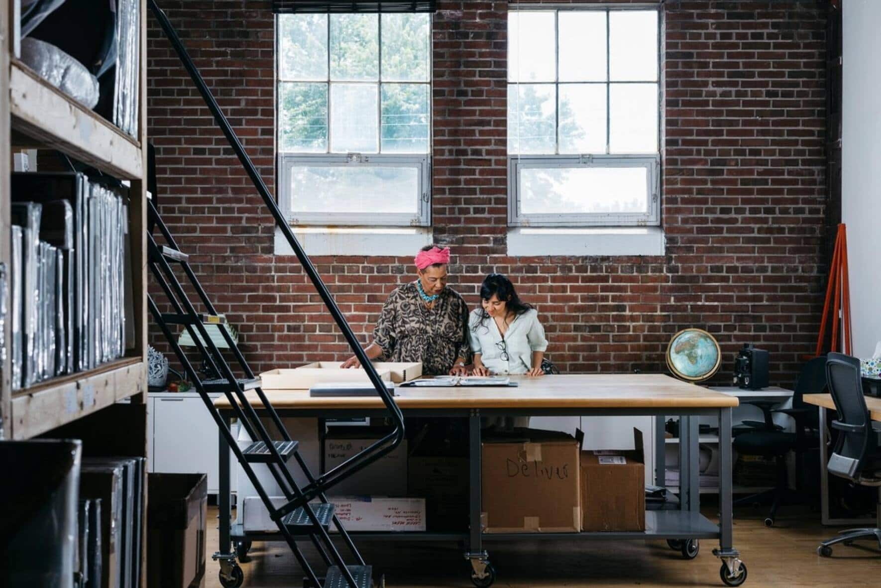 Eine Architektin ist Mentorin für ein junges Talent.