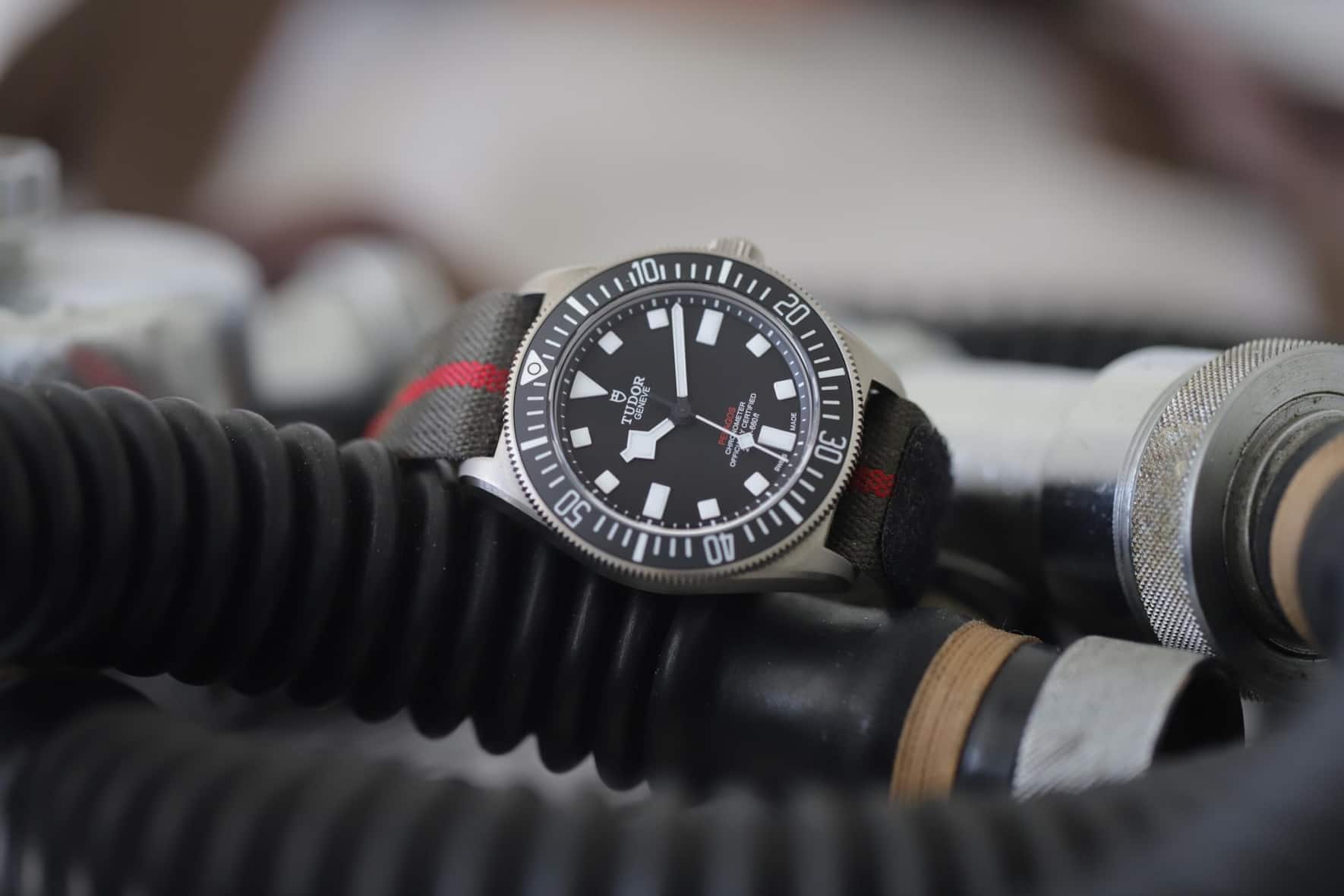 Die Schwestermarke von Rolex hat 2012 mit den Taucheruhrenfamilien Black Bay und Pelagos den Grundstein für ein beispielloses Comeback gelegt, die Pelagos FXD wurde mit Blick auf die militärischen Modelle der Genfer Uhrenmarke 2021 eingeführt.