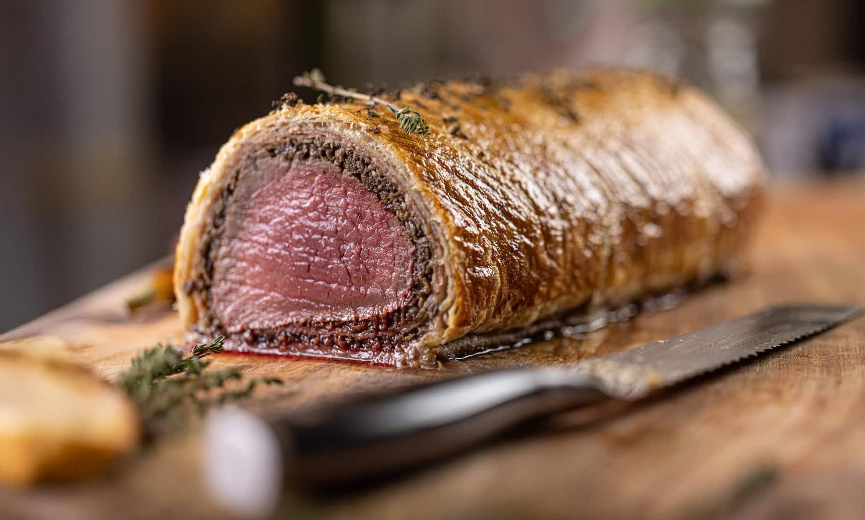 Zu Fleischgerichten Filet Wellington setzten Rosé-Weine mit ihrer frischen Säure einen schönen Kontrapunkt und passen auch zum Umami der Pilzfarce.