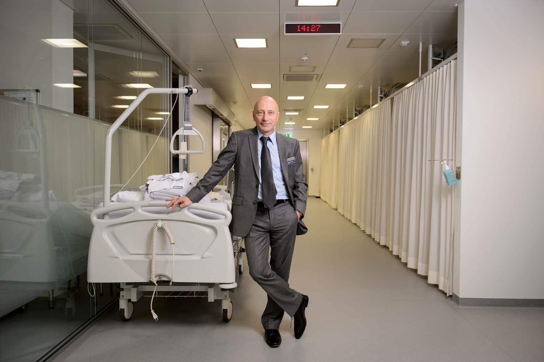 Direktor von der Merian Iselin Klinik CEO Stephan Fricker im frisch renovierten Spitalteil. Â© Photo Dominik Pluess / 19. October 2012