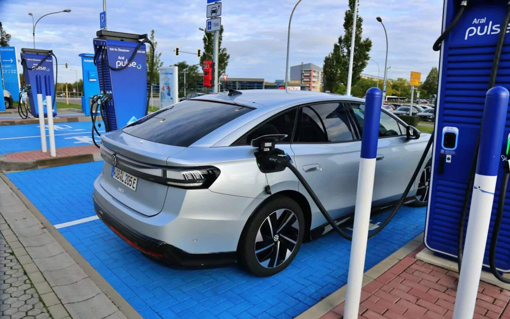 Für Stadtbewohner sind Lademöglichkeiten Mangelware. Wer kein Haus und Grundstück besitzt, hat oft keine Chance.