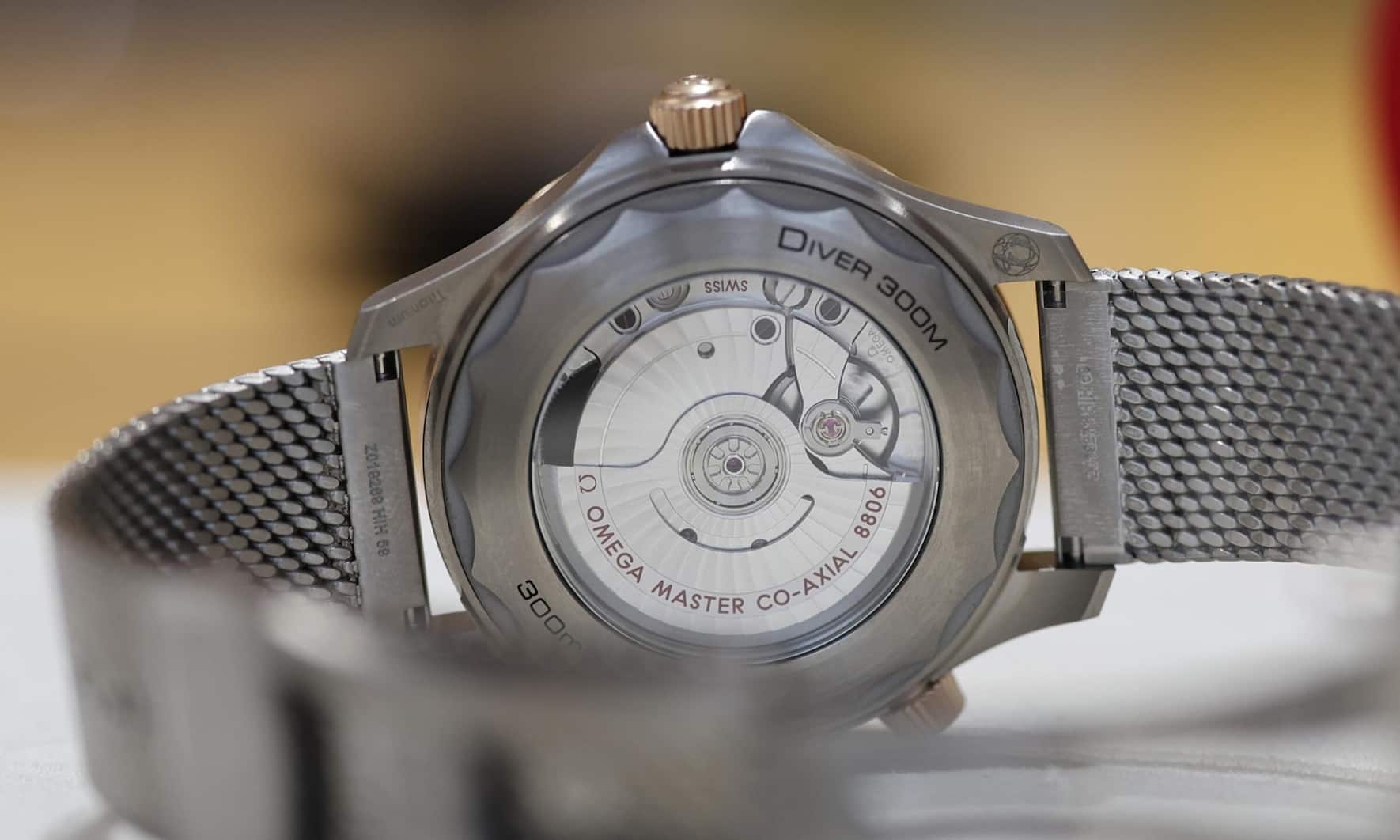 Das Kaliber 8806 bietet bei Vollaufzug 55 Stunden Gangreserve und ist als Master Chronometer zertifiziert. Bis auf die Seamaster Diver 300M «No Time To Die» verfügen alle Modelle über einen Sichtglasboden.