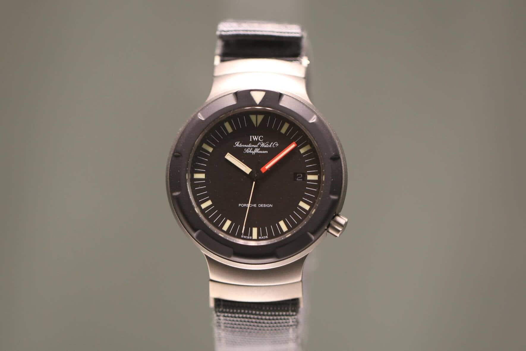 Während das Schweizer Militär bei Doxa auf eine Serienuhr zurückgriff, stellte IWC mit der Ocean 2000 ab 1986 sogar eigens für die Bundeswehr entwickelte Taucheruhren her.