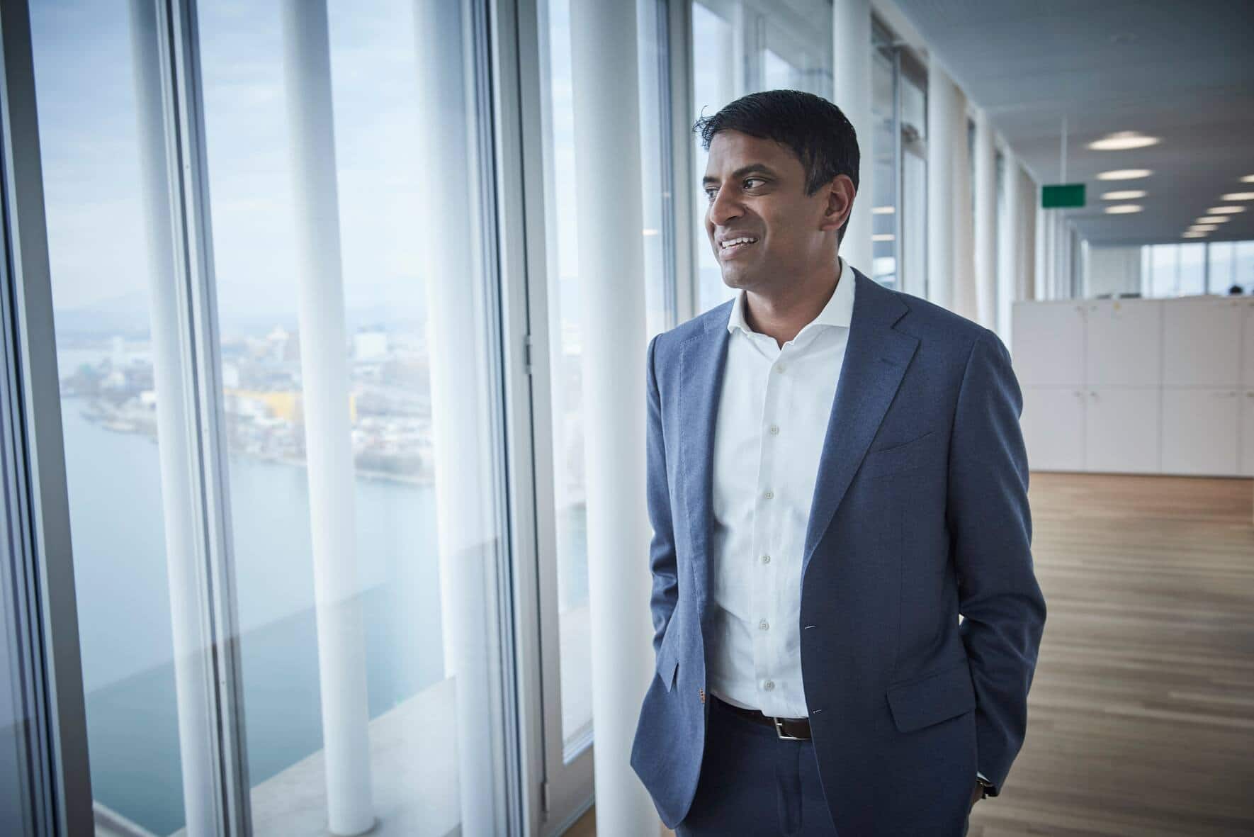 Der neue Novartis-Chef Vas Narasimhan über den Dächern von Basel – Krawatten sind ihm ein Graus.