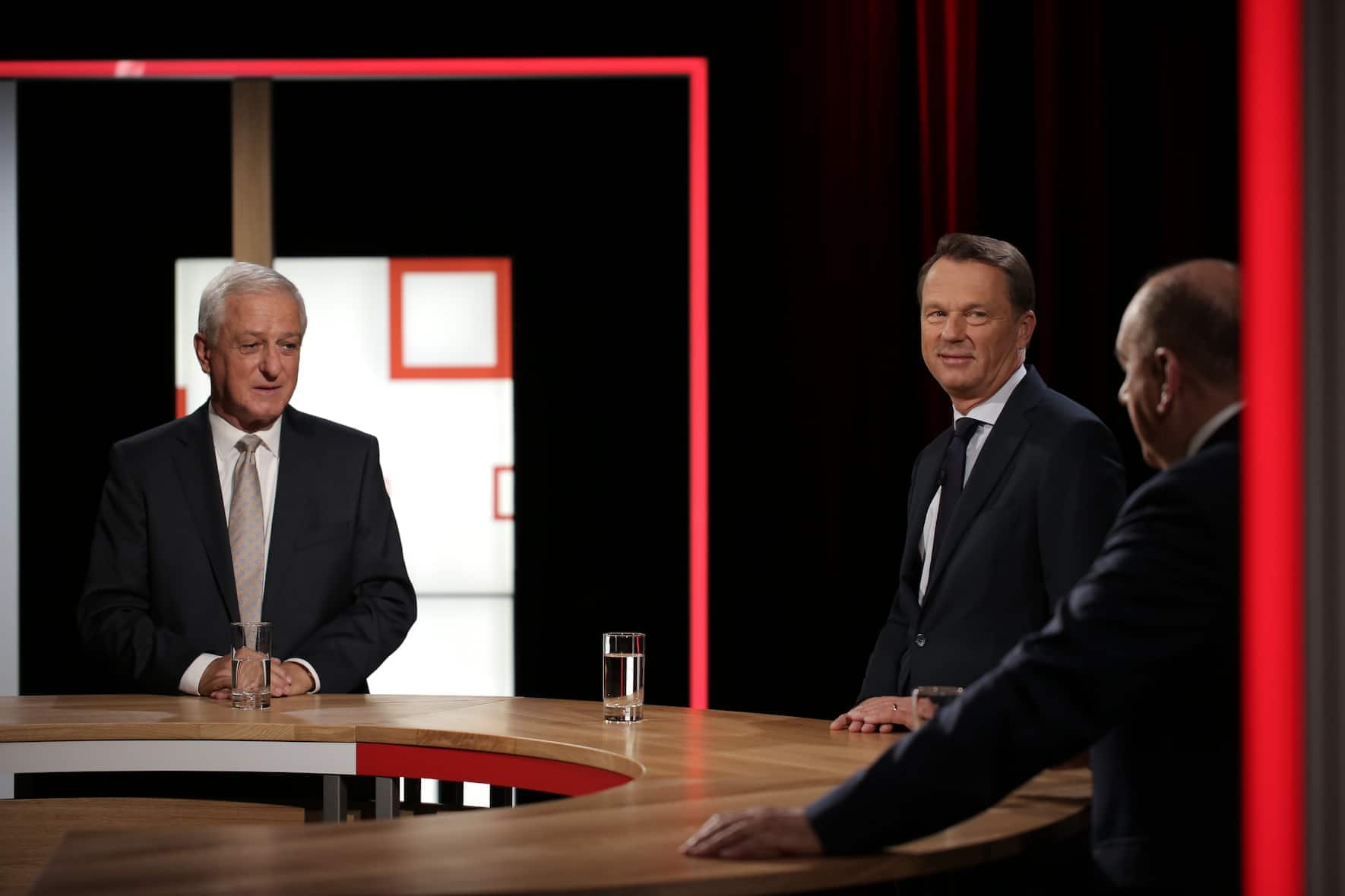 Jörg Reinhardt (l.) und Axel Weber (r.) im Gespräch mit BILANZ-Chefredaktor Dirk Schütz bei der Aufzeichnung des BILANZ Business Talk am 1. Oktober.