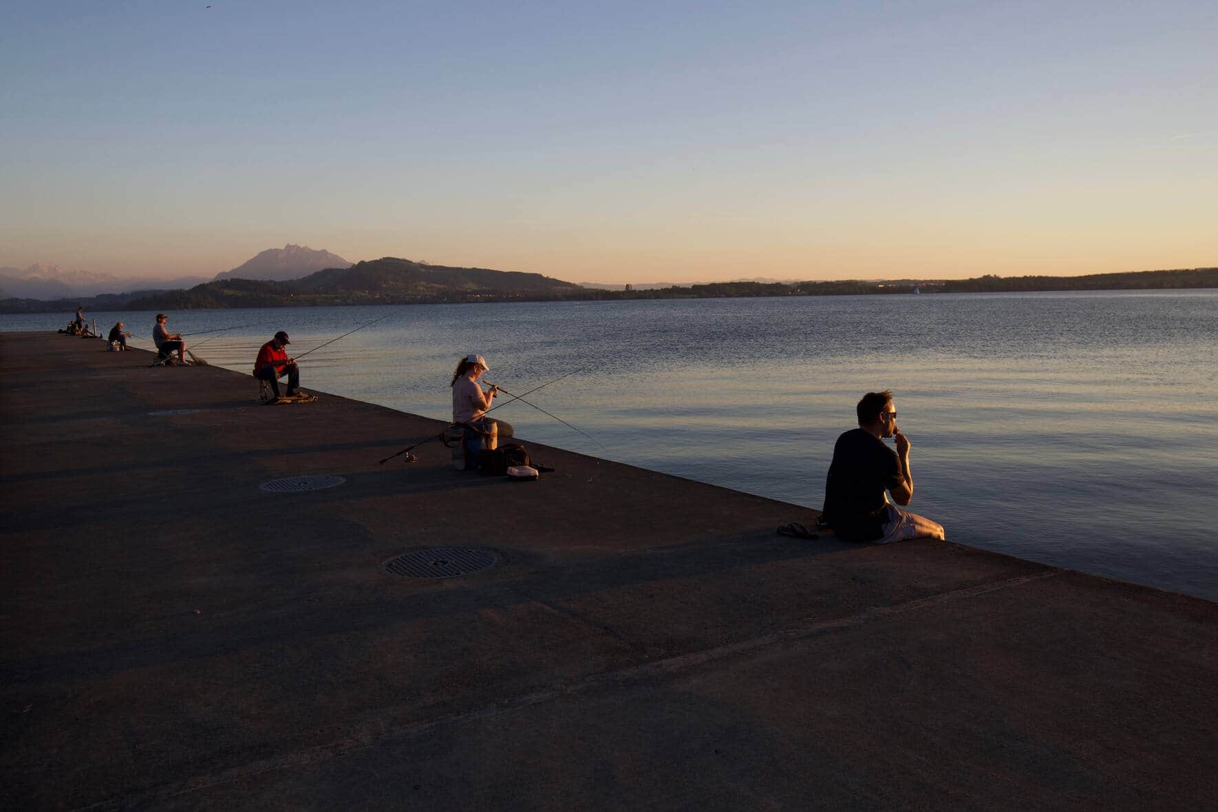 Menschen am Fischen am Zugersee