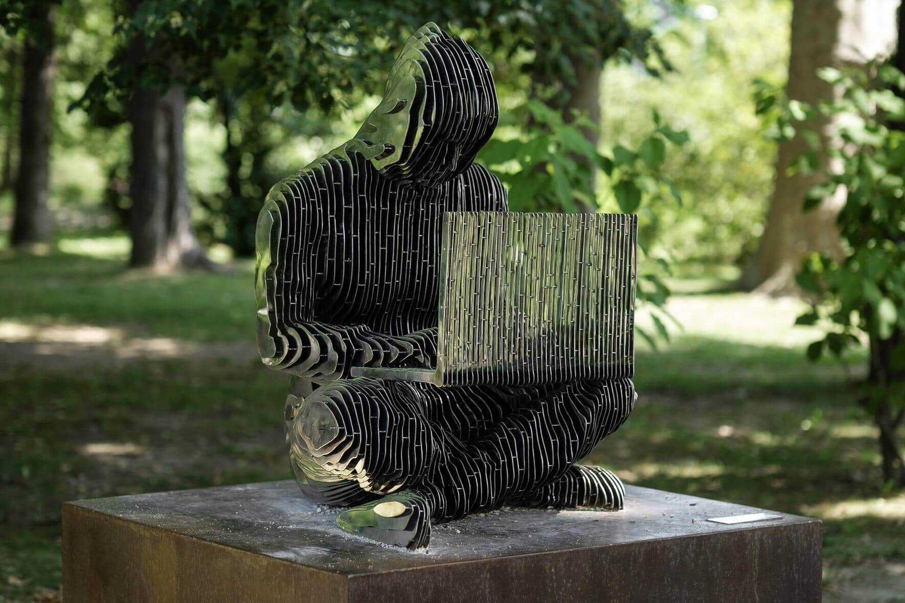 Statue zu Ehren von Bitcon-Gründer Satoshi Nakamoto in Lugano. Gespendet von Tether, geschaffen von Devasinis Partnerin.