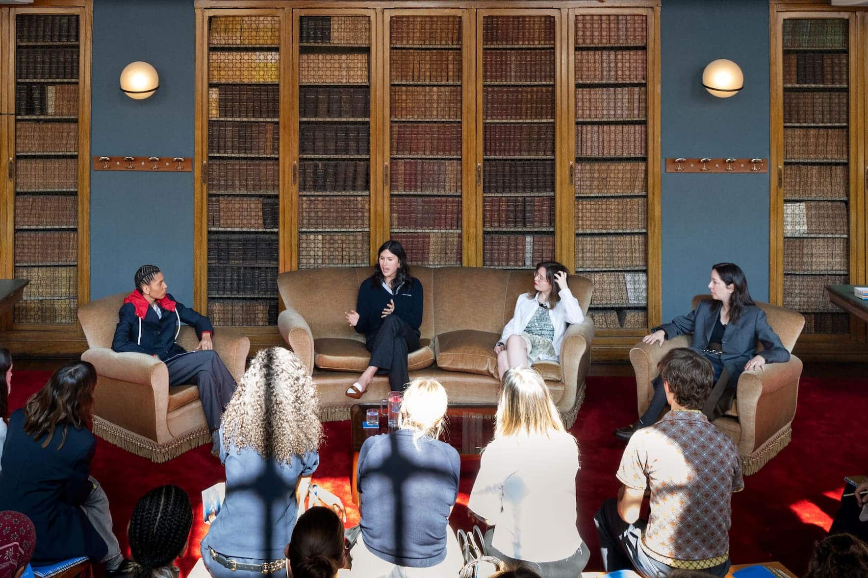 Miu Miu Literary Club: In einer alten Bibliothek diskutierten junge Autorinnen über das Werk der japanischen Schrifstellerin Fumiko Enchi (1905–1986).