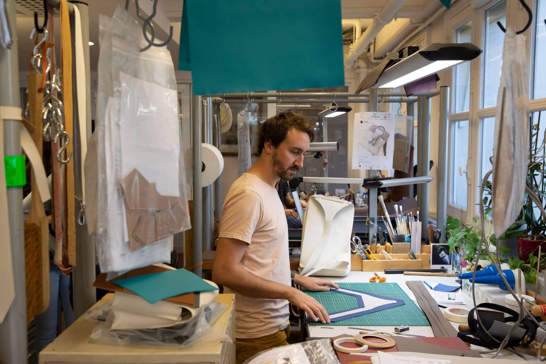 Chez HermÃ¨s dans les ateliers du centre de Paris, au cinquiÃ¨me Ã©tage, atelier des "commandes spÃ©ciales".