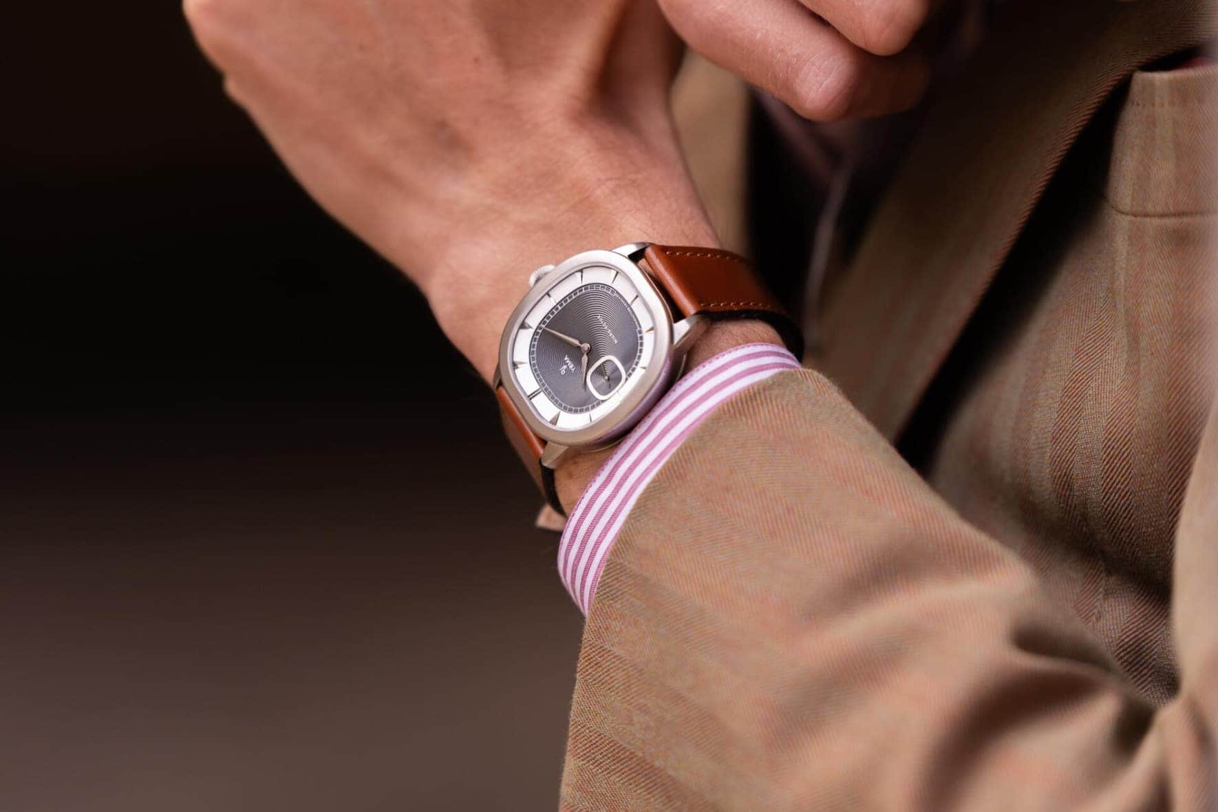 Die Uhr gibt es in Schwarz, Grün und Blau.