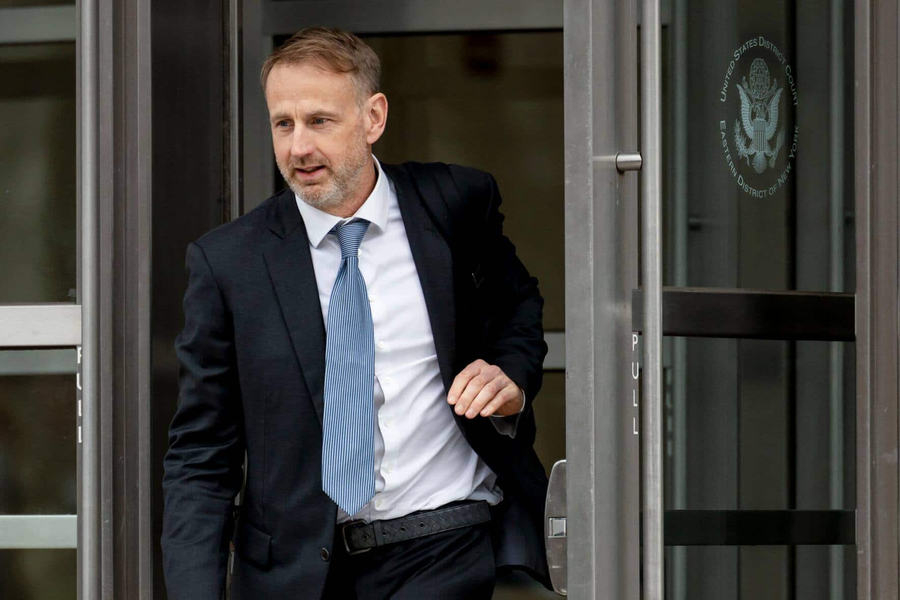 Vor Gericht trägt er nach wie vor Krawatte: Andrew Pearse im März 2026 beim Verlassen des Gerichtsgebäudes in New York.