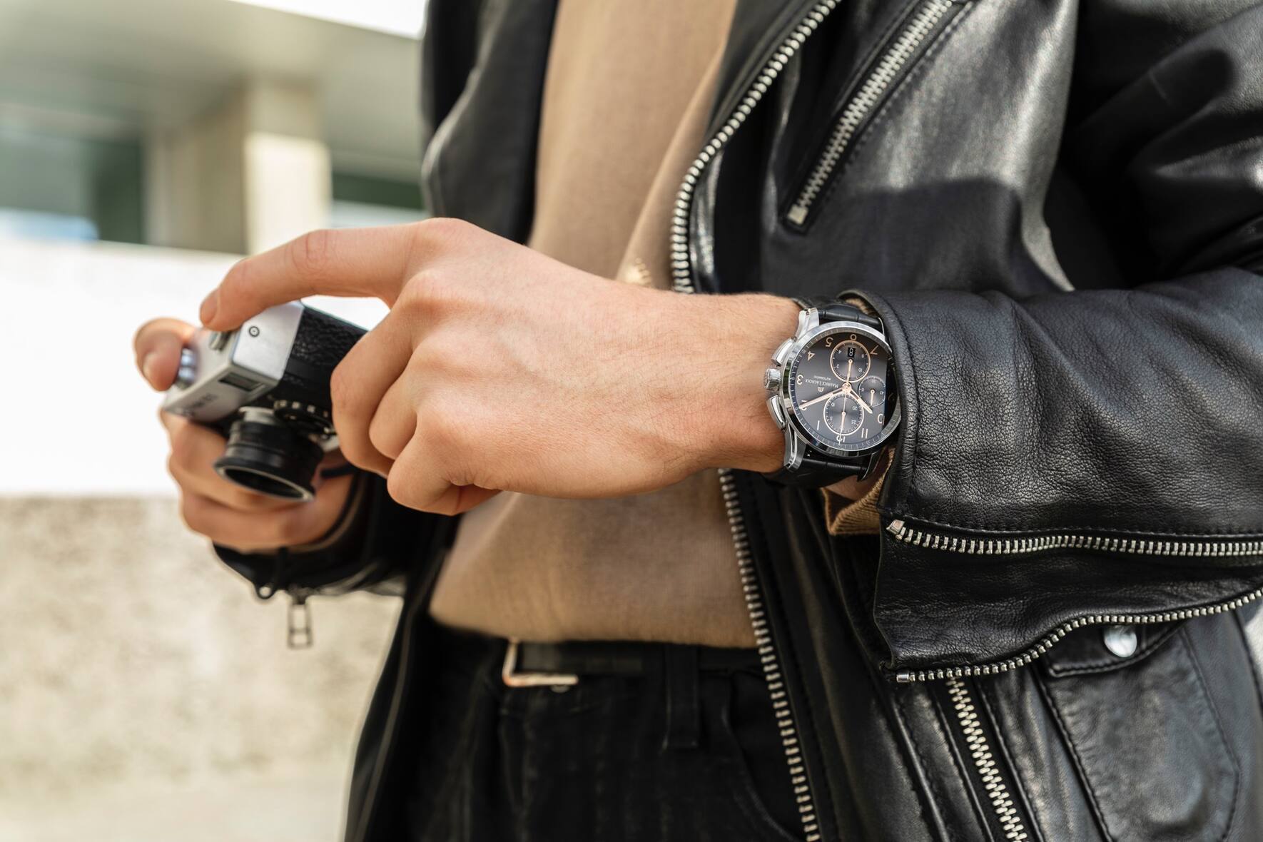 Die neue Pontos am Handgelenk eines Mannes.